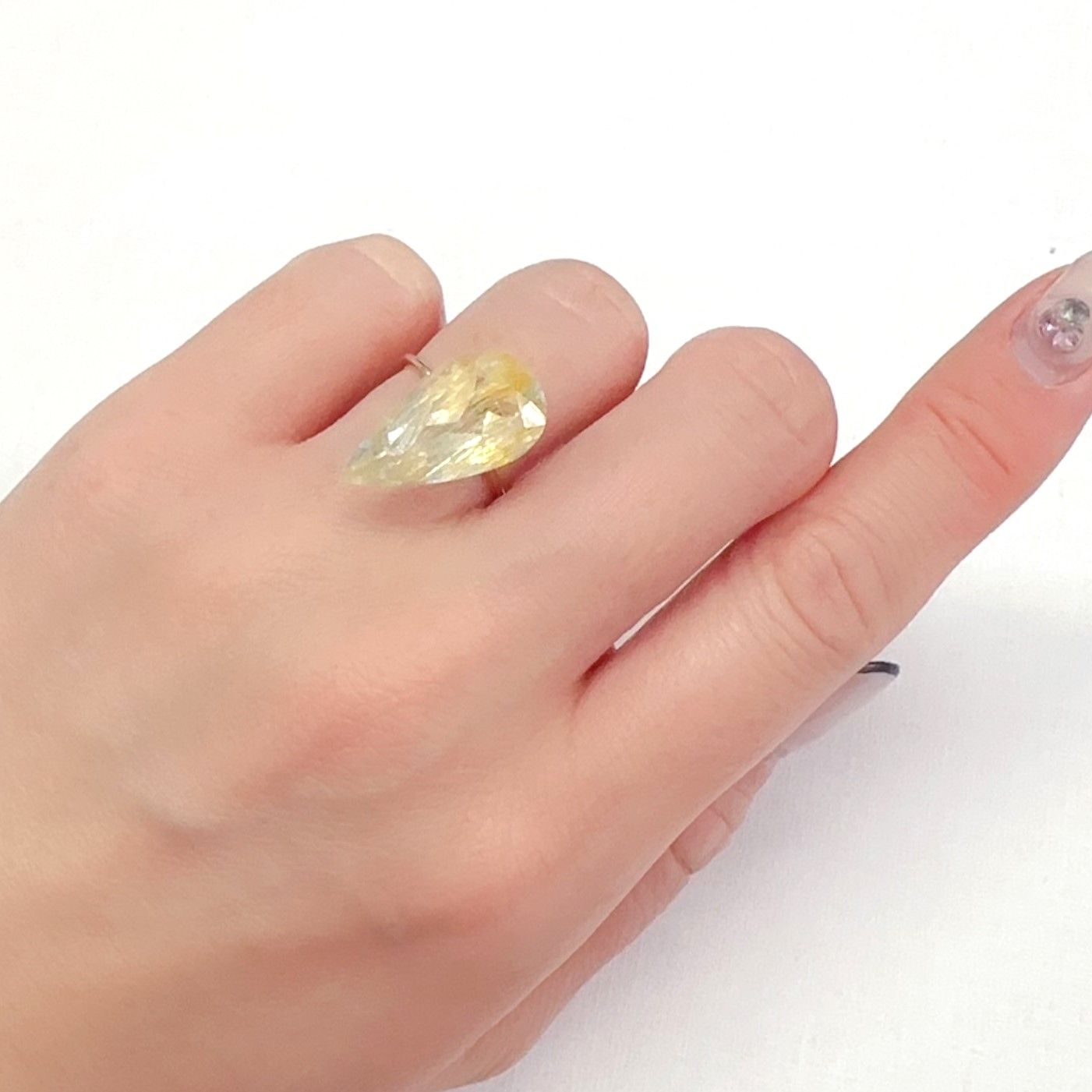 ニードルイントパーズ(チューブイントパーズ) ブラジル・ミナスジェライス州産 9.70ct[240225886]20.5x10.8mm前後