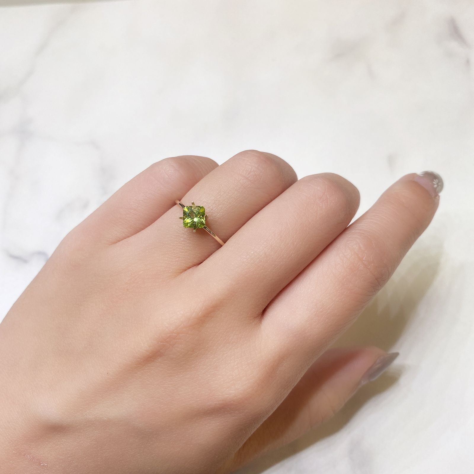 ◇アッシャーカット◇ペリドット(宝石名ペリドット) パキスタン産 0.84ct 識別済[211013487]5.1×5.1mm前後