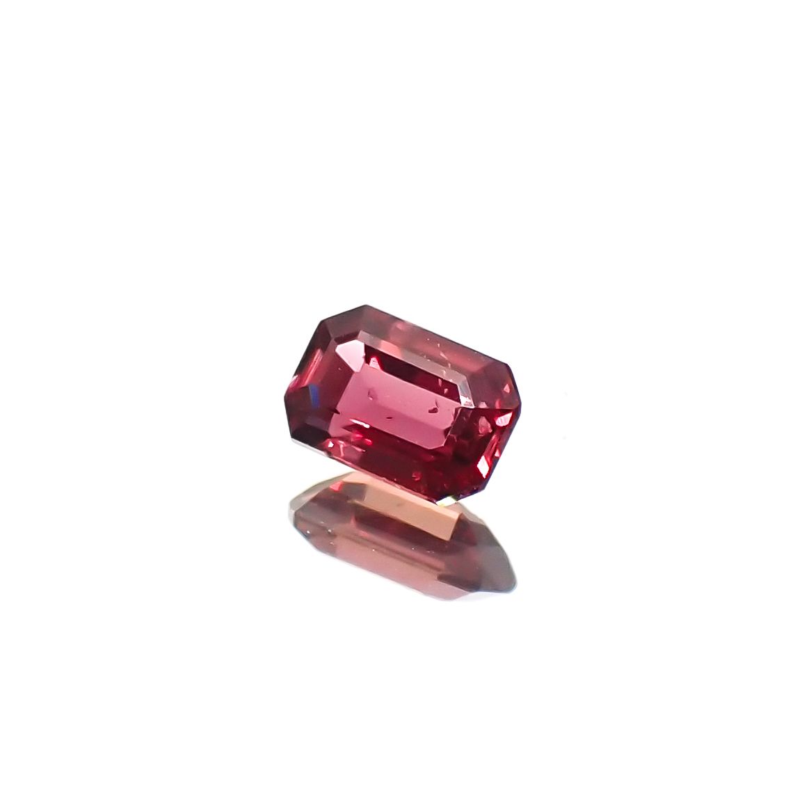 バーガンディーサファイア(宝石名サファイア)タンザニア産 0.24ct 識別済[240226288]4.1x2.7mm前後