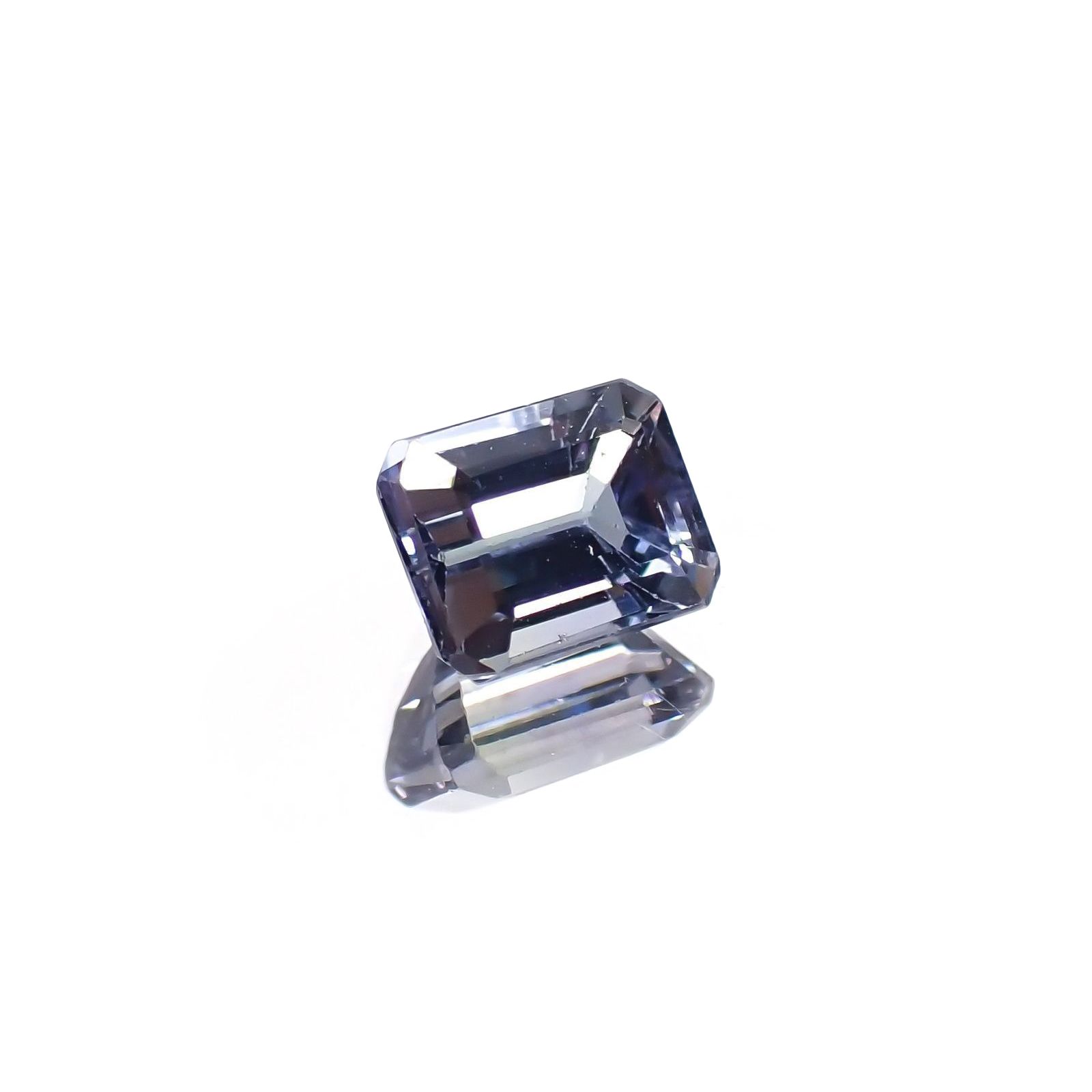 パーティカラータンザナイト(宝石名パーティカラード・ゾイサイト) タンザニア産 ソ付(彩珠) 0.619ct / 5x4mm前後 [210711576]