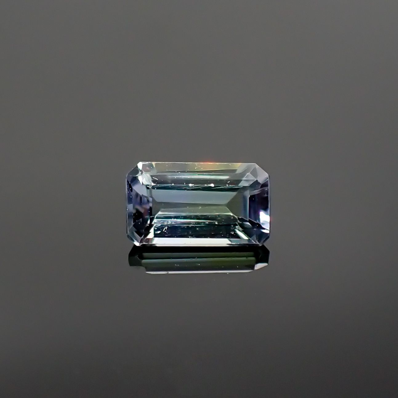 パーティカラータンザナイト(宝石名パーティカラード・ゾイサイト) タンザニア産 0.600ct ソ付(彩珠)[210711578]6.4×3.6mm前後