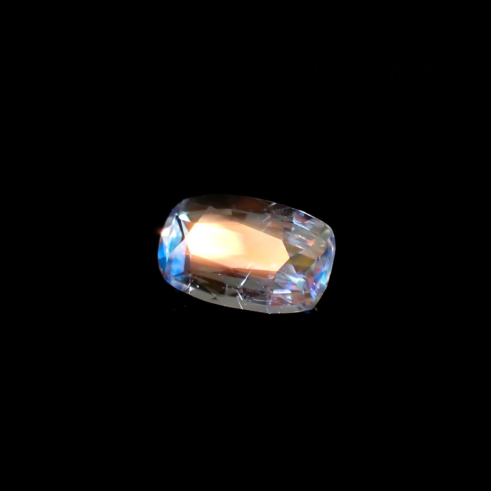 レインボームーンストーン(宝石名ラブラドライト) マダガスカル産 1.268ct ソ付(彩珠)[210712182]8.7×5.6mm前後