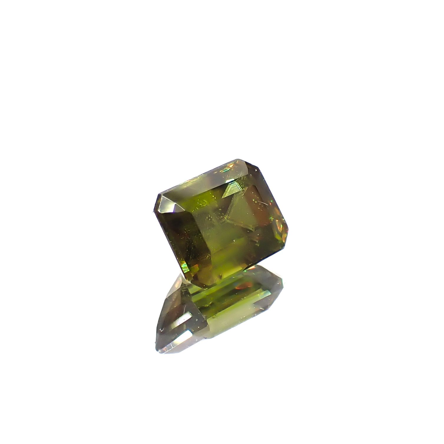 カラーチェンジスフェーン(宝石名スフェーン / カラーチェンジ・タイプ)パキスタン産 0.82ct 識別済[240627957]5.9x4.6mm前後
