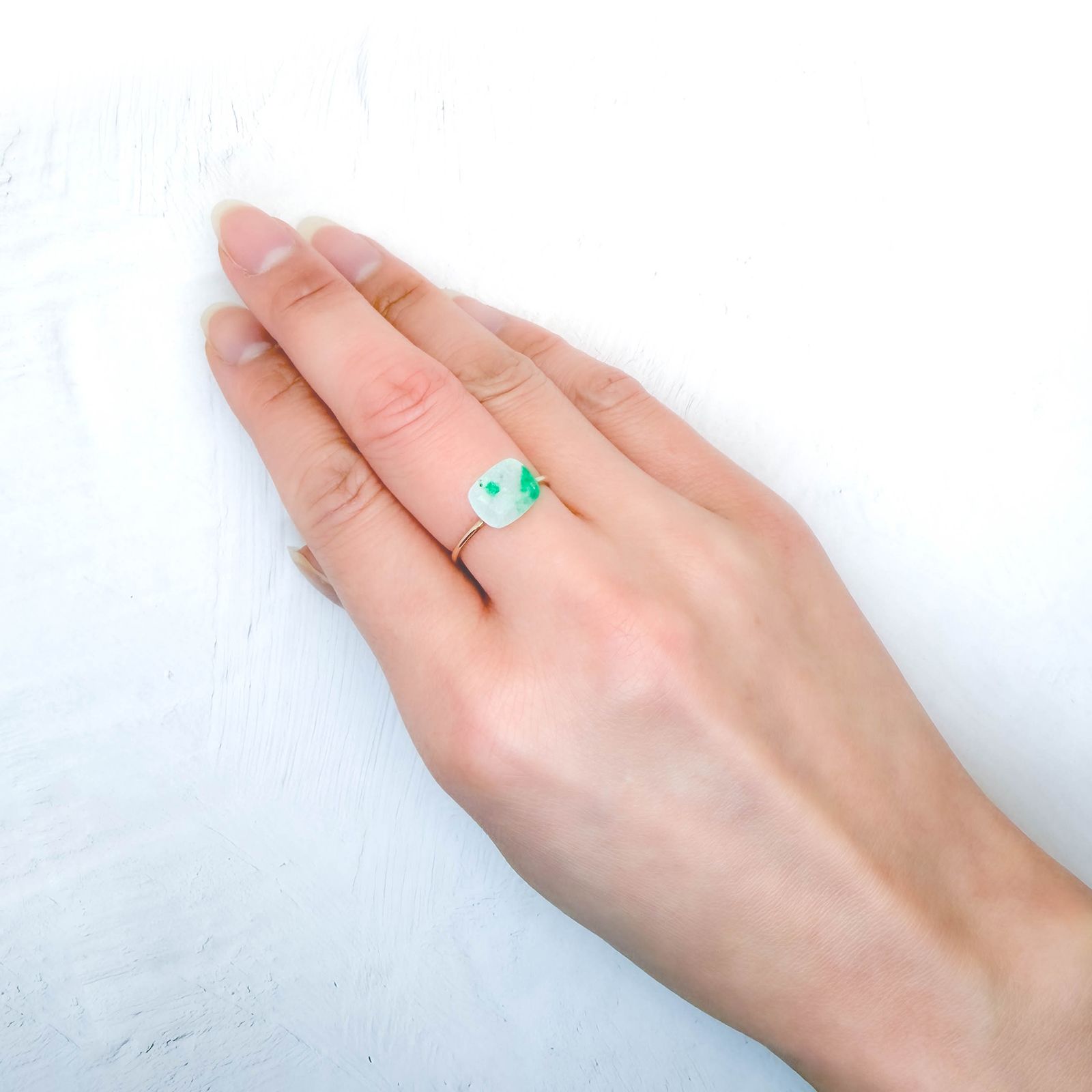 エメラルドインクォーツ パキスタン産 2.09ct / 9.5x7.8mm前後 [260231656]