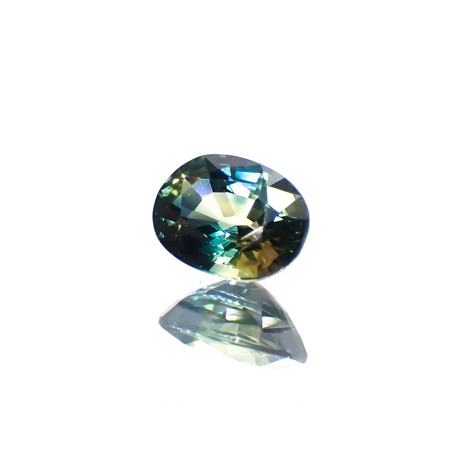 バイカラーサファイア(宝石名バイカラー・サファイア)マダガスカル/オーストラリア産 識別済 0.64ct / 5.6x4.2mm前後 [220114082]