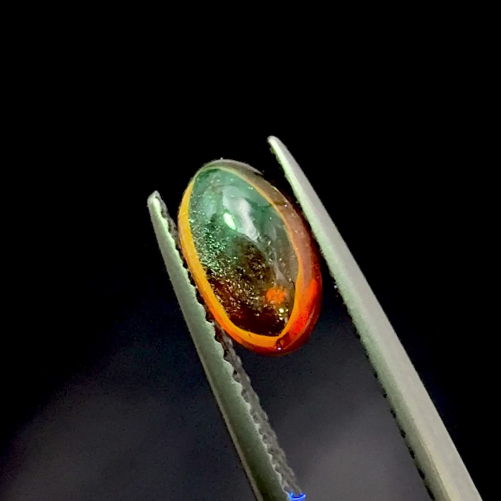 合成石でも希少「ジンカイト」｜炎のような色彩を持つ亜鉛鉱物の魅力や