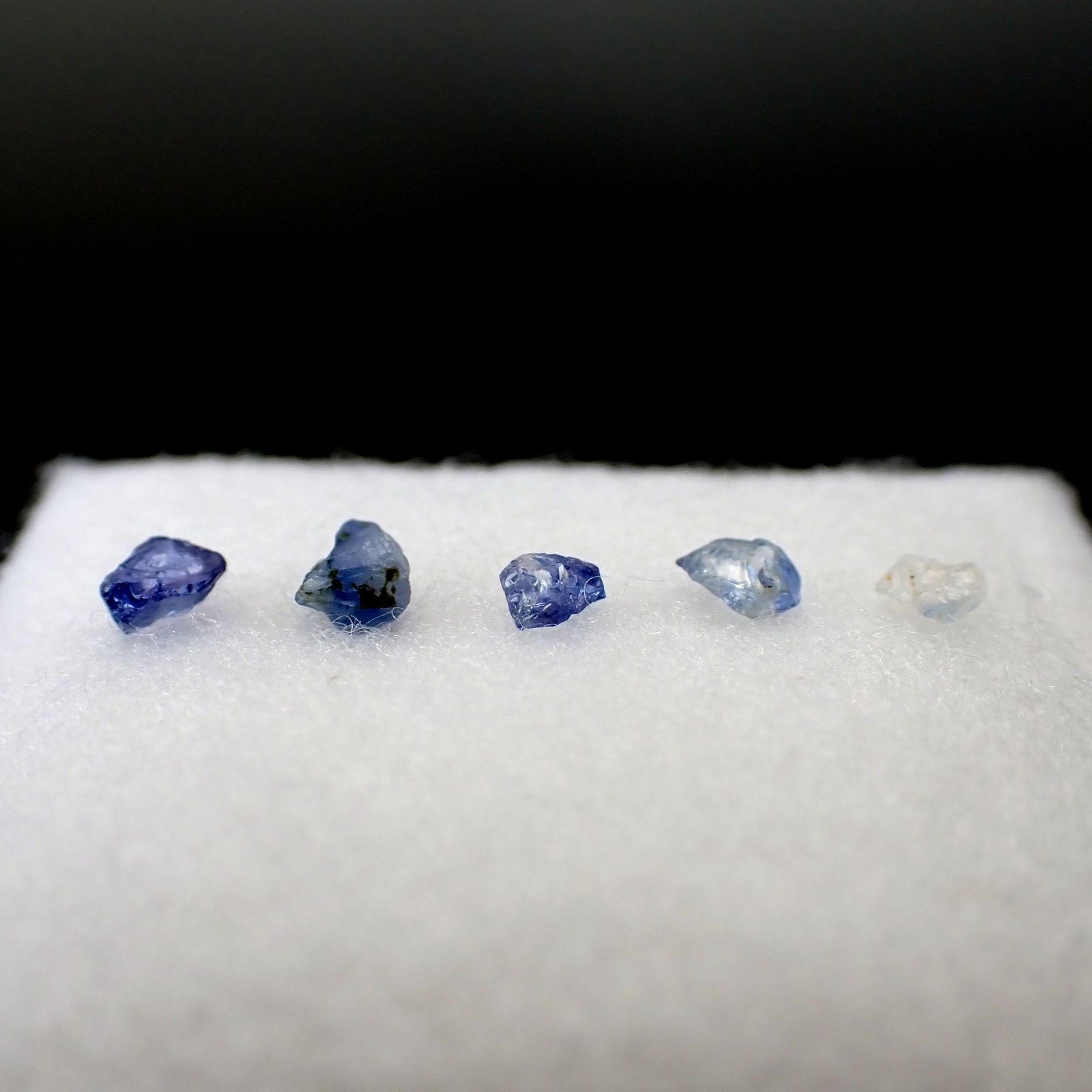 ◇ランダムセレクト◇ベニトアイト 原石5個セット アメリカ・カリフォルニア州産 約0.20ct(5pcs合計) / 2.0-3.5x2.0-3.5mm前後 [260632525]