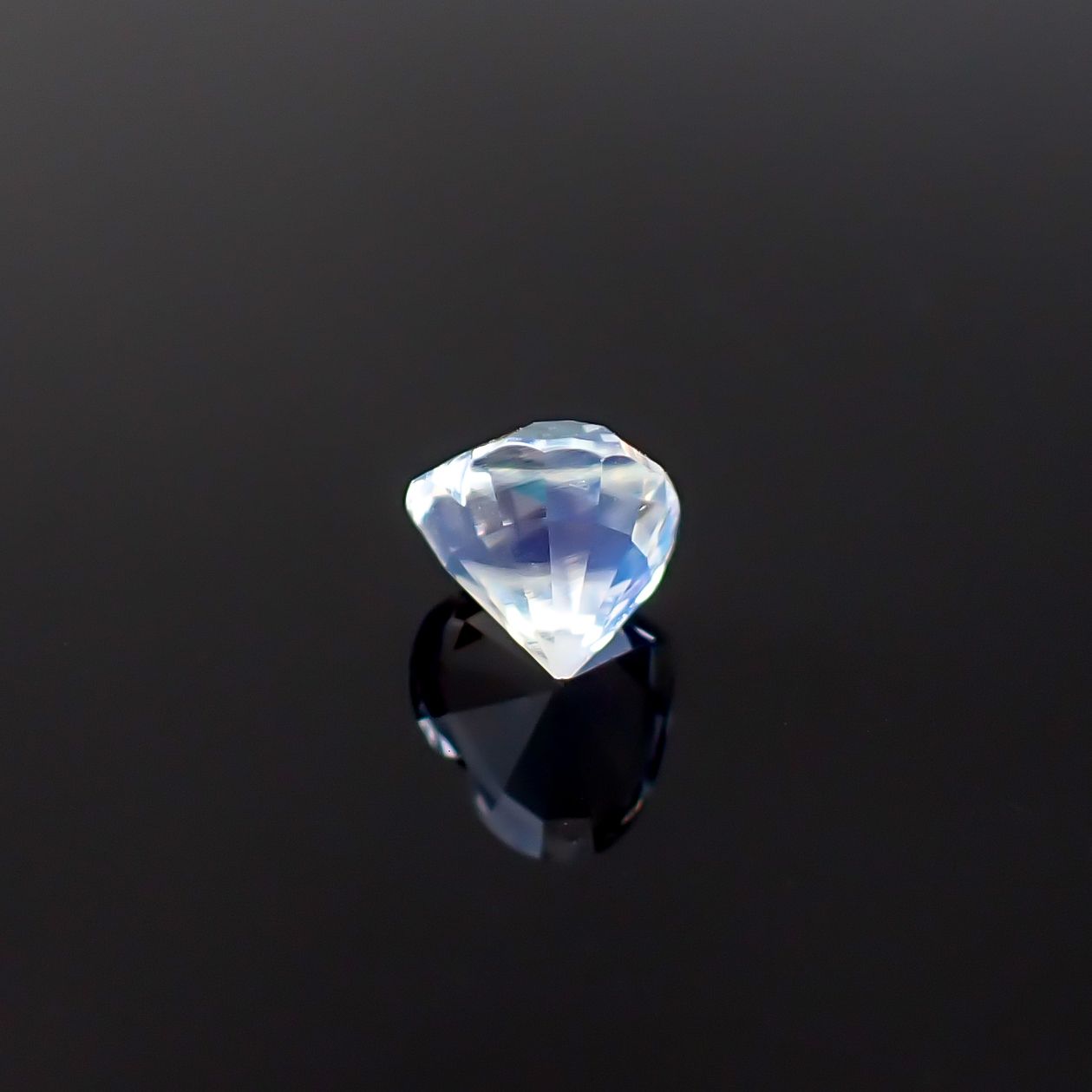 レインボームーンストーン マダガスカル産 1.06ct / 6x6.9mm前後 [260632374]