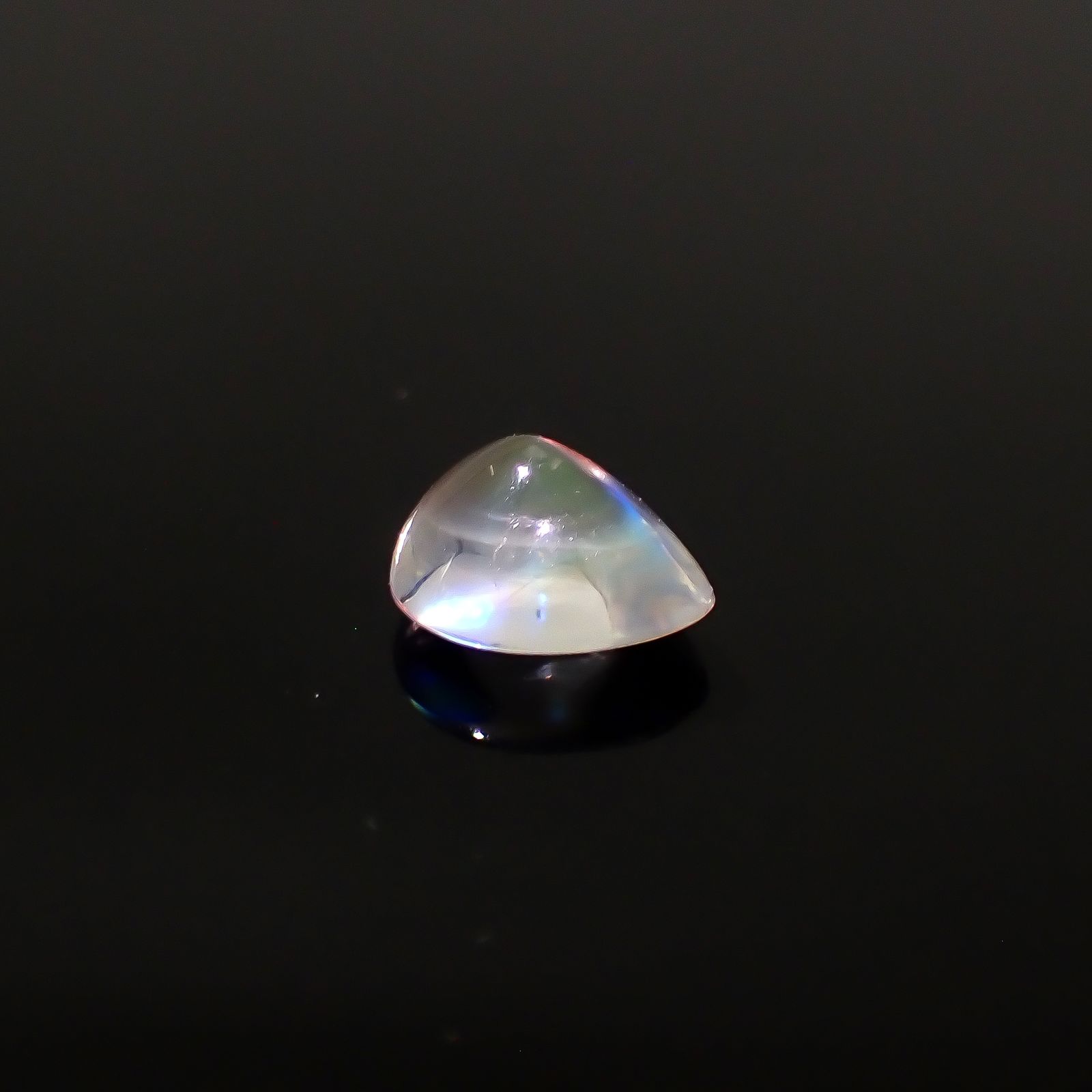 ◇バフカット◇レインボームーンストーン(宝石名ラブラドライト)マダガスカル産 1.323ct ソ付(彩珠)[240427204]7.9x6.6mm前後