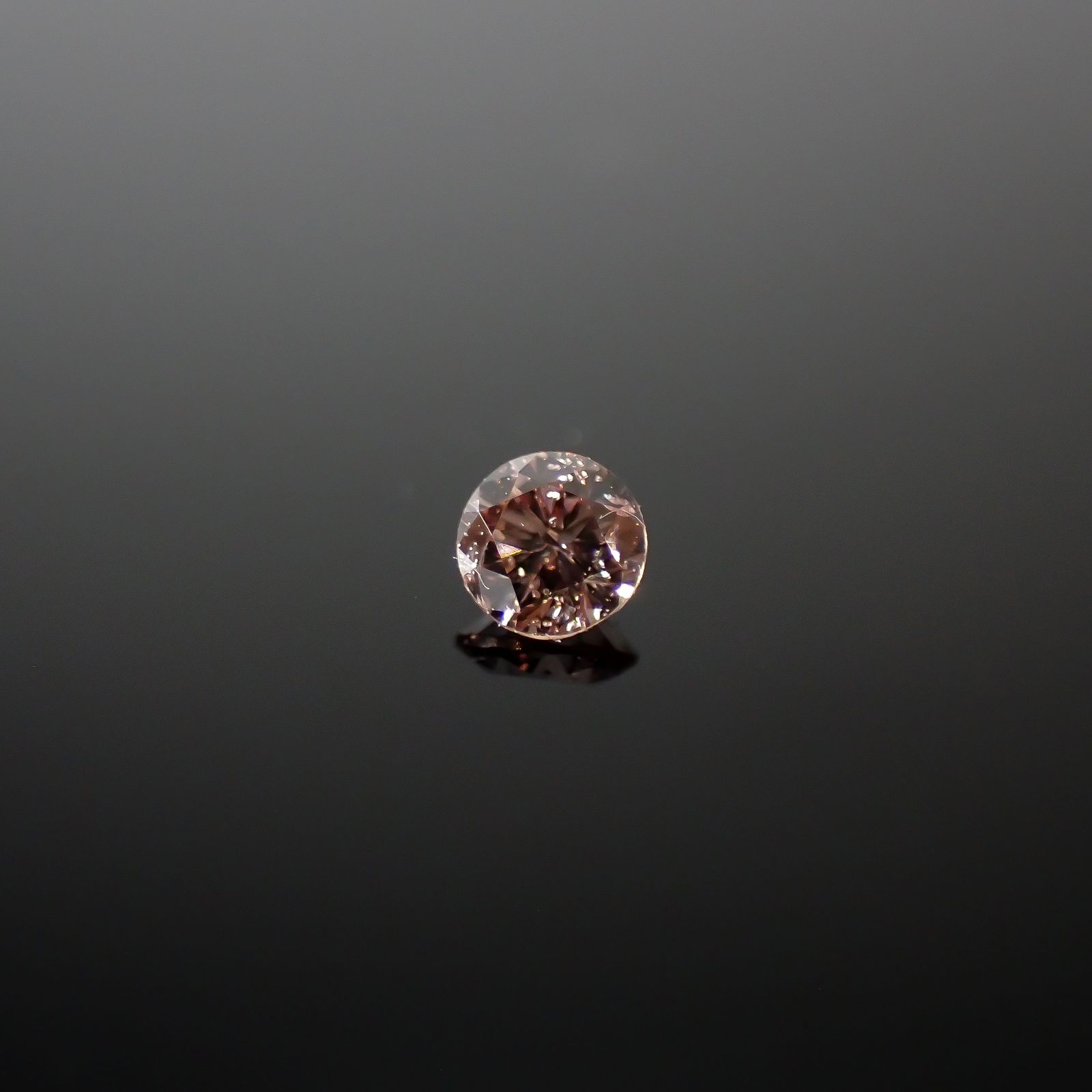 ピンクダイヤモンド(宝石名ダイアモンド SI-2/FANCY BROWNISH ORANGY PINK) 0.053ct ソ付(CGL)[240427045]2.33x2.36mm前後