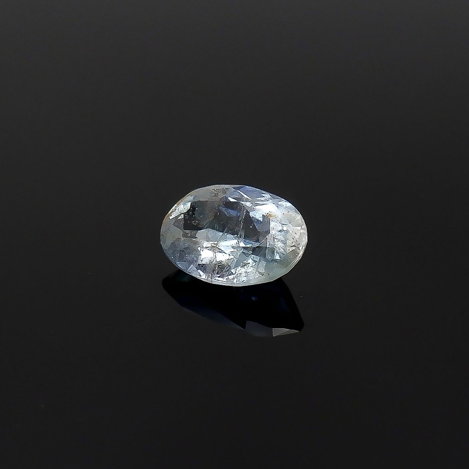 ジェレメジェバイト(宝石名エレメジェバイト)ナミビア産 ソ付(彩珠) 0.759ct / 6.9x4.9mm前後 [220817285]