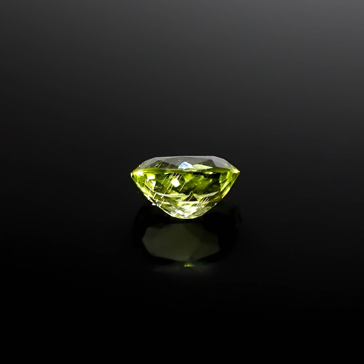 パラサイティックペリドット 採取地：インドネシア・ジェパラ 0.29ct [250730745]4.5x3.5mm前後