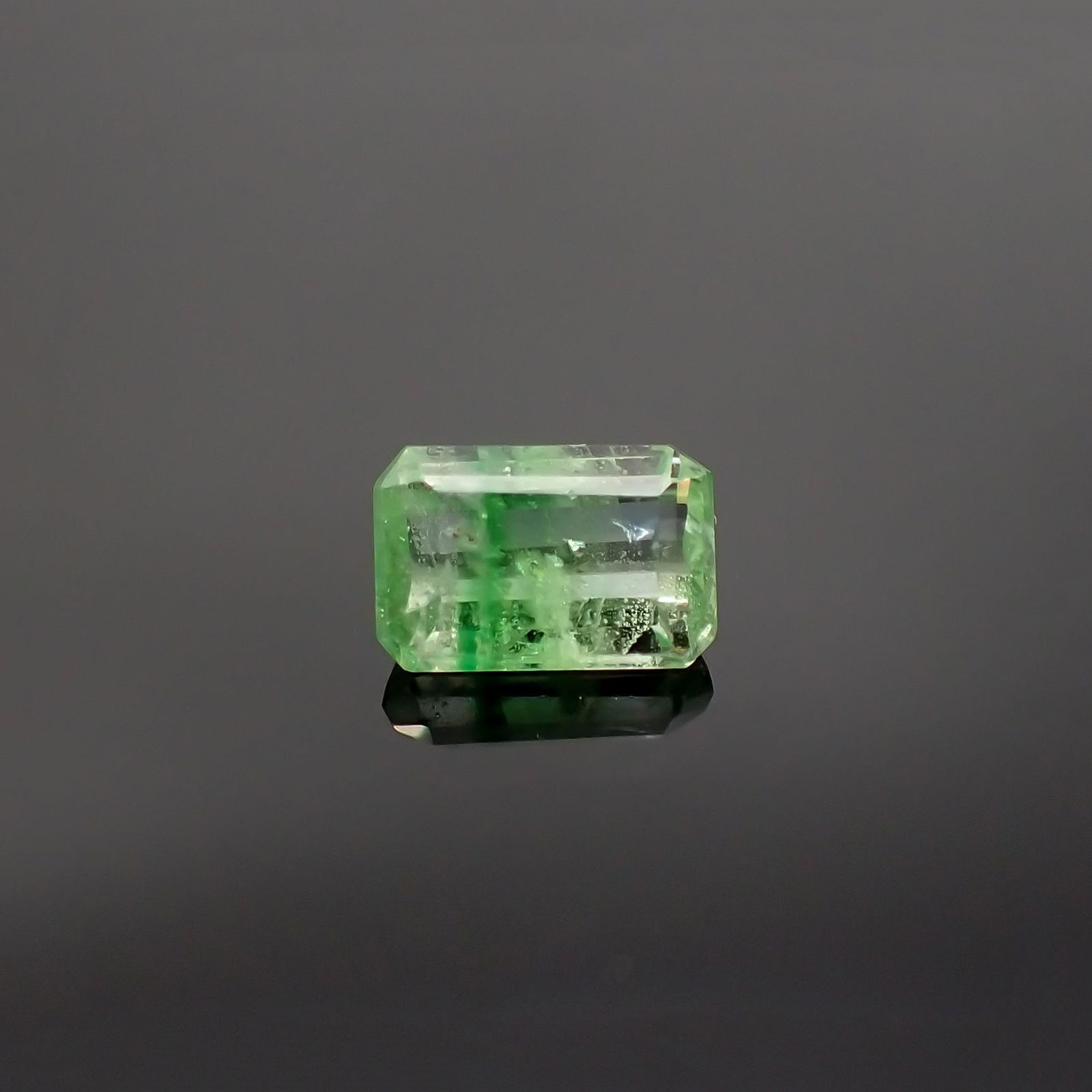 バイカラーツァボライト(宝石名グリーン グロッシュラー・ガーネット) タンザニア産 識別済 0.89ct / 6.5x4.3mm前後 [231225108]