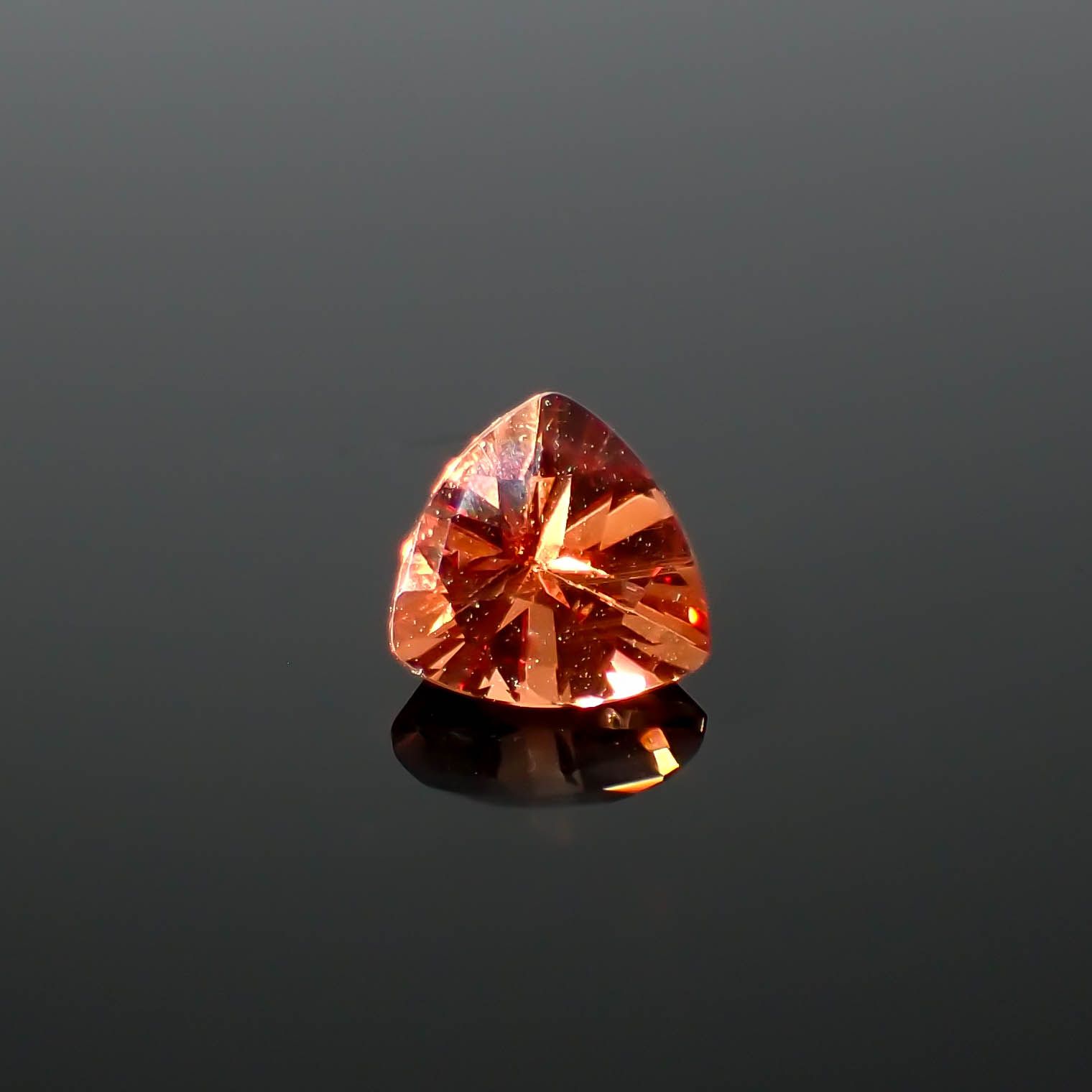 ◇チェッカーカット◇アンデシン(宝石名アンデシン/ラブラドライト)チベット産 0.71ct 識別済[240225969]6.1x6mm前後