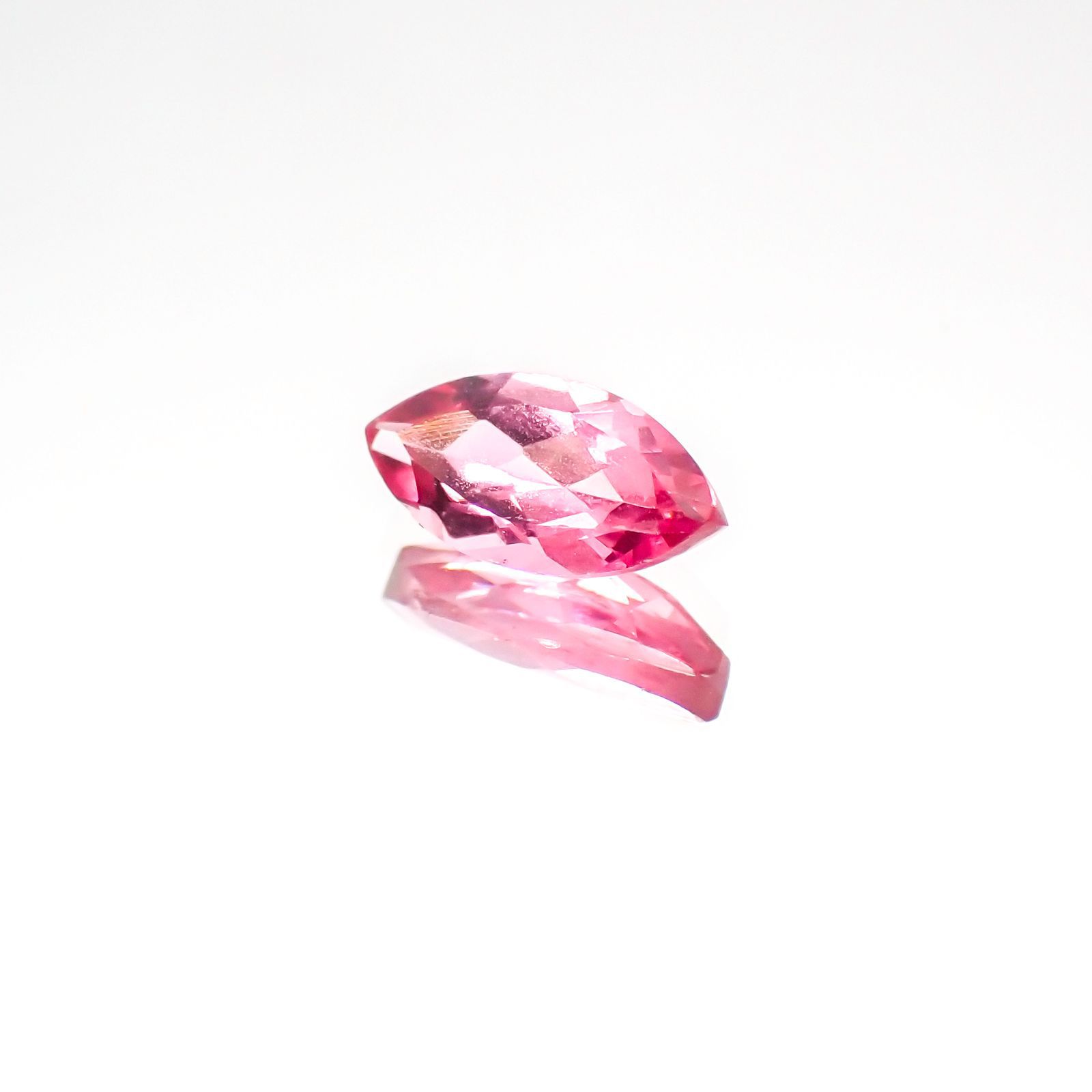 ホットピンクスピネル(宝石名ピンク・スピネル)タンザニア産 0.44ct 識別済[230823042]7.2x3.5mm前後