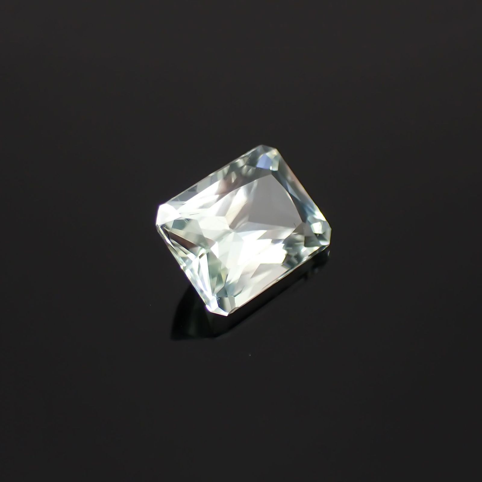 ライムスポジュミン(宝石名スポジュミン)ブラジル産 1.77ct 識別済[250717087]8.4x6.4mm前後