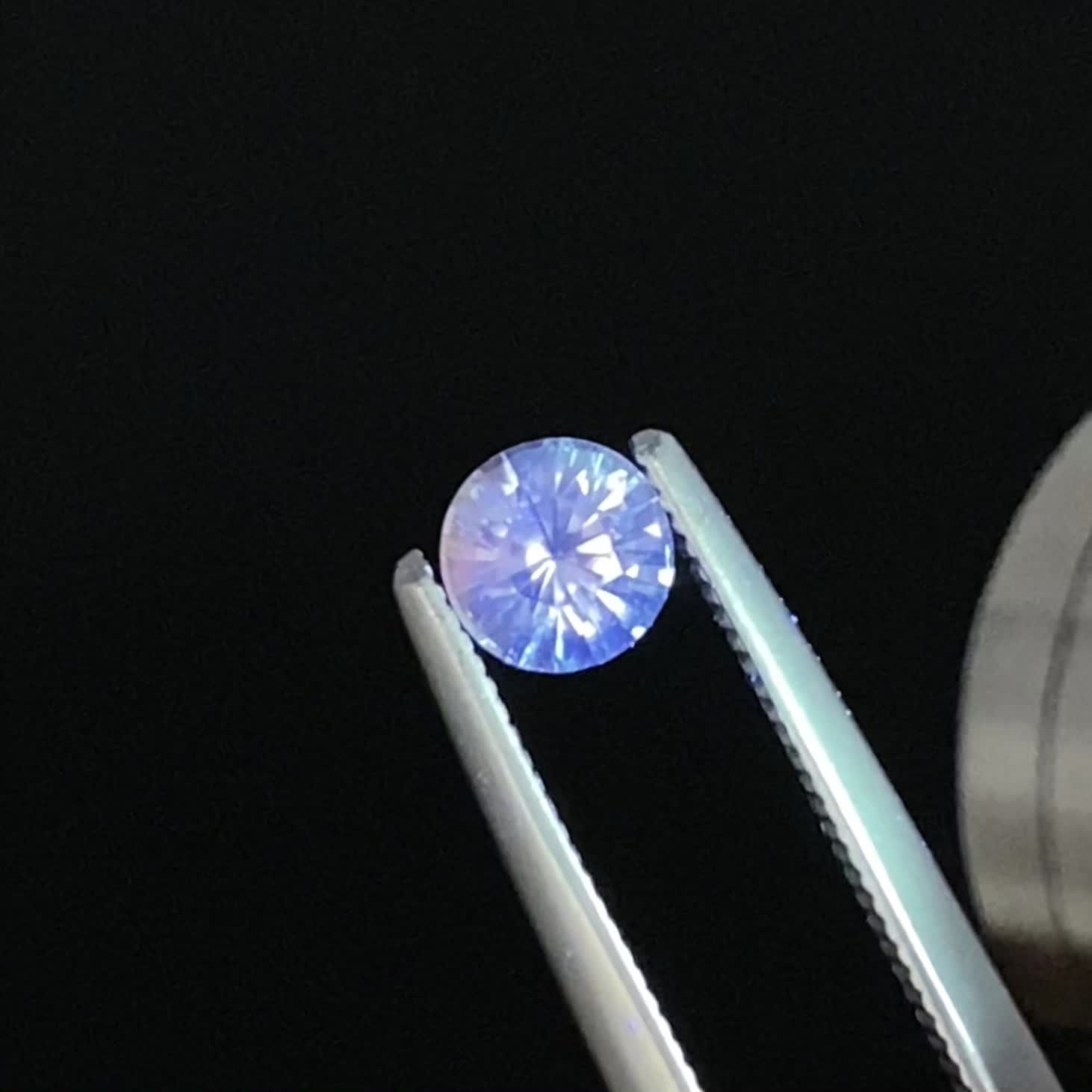 アイスブルーサファイア スリランカ産 0.45ct / 4.4x4.4mm前後