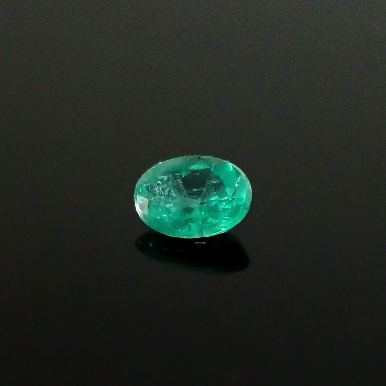 パライバトルマリン ブラジル・パライバ州バターリャ鉱山産 0.10ct / 3.4x2.6mm前後 [250931085]