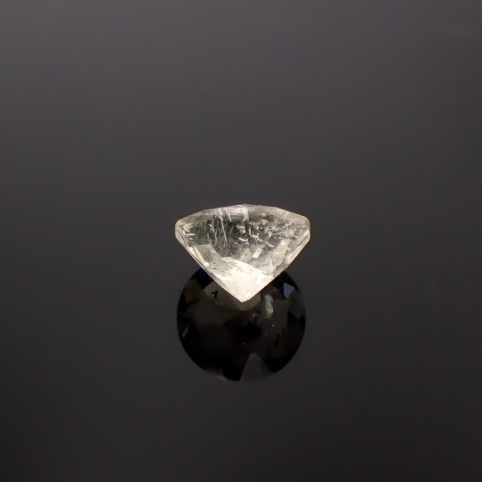 リューサイト 遊色効果あり イタリア産 1.14ct / 7.3x7.2mm前後 [260131554]