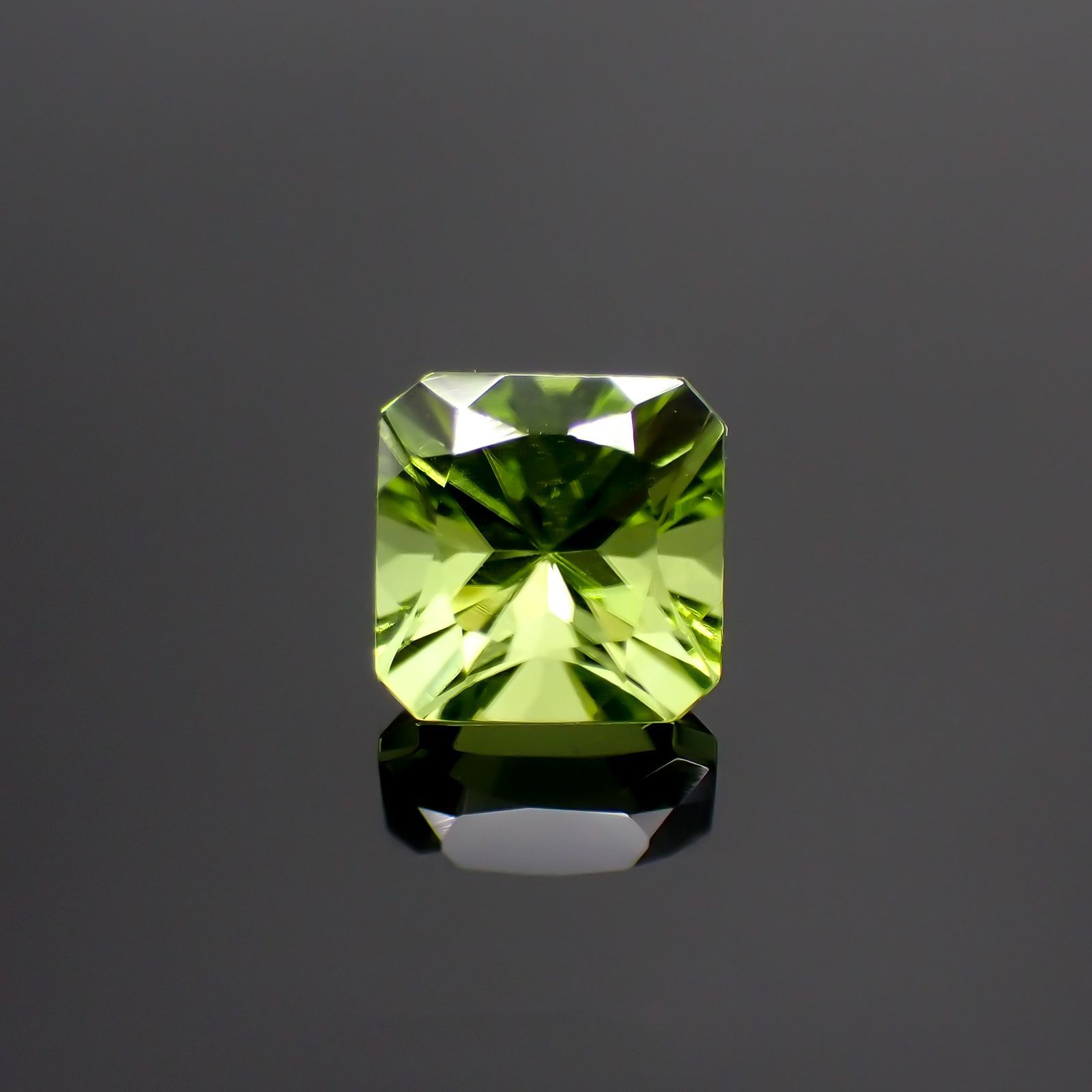 ◇アッシャーカット◇ペリドット(宝石名ペリドット) パキスタン産 1.52ct 識別済[210913481]6.2×6.2mm前後