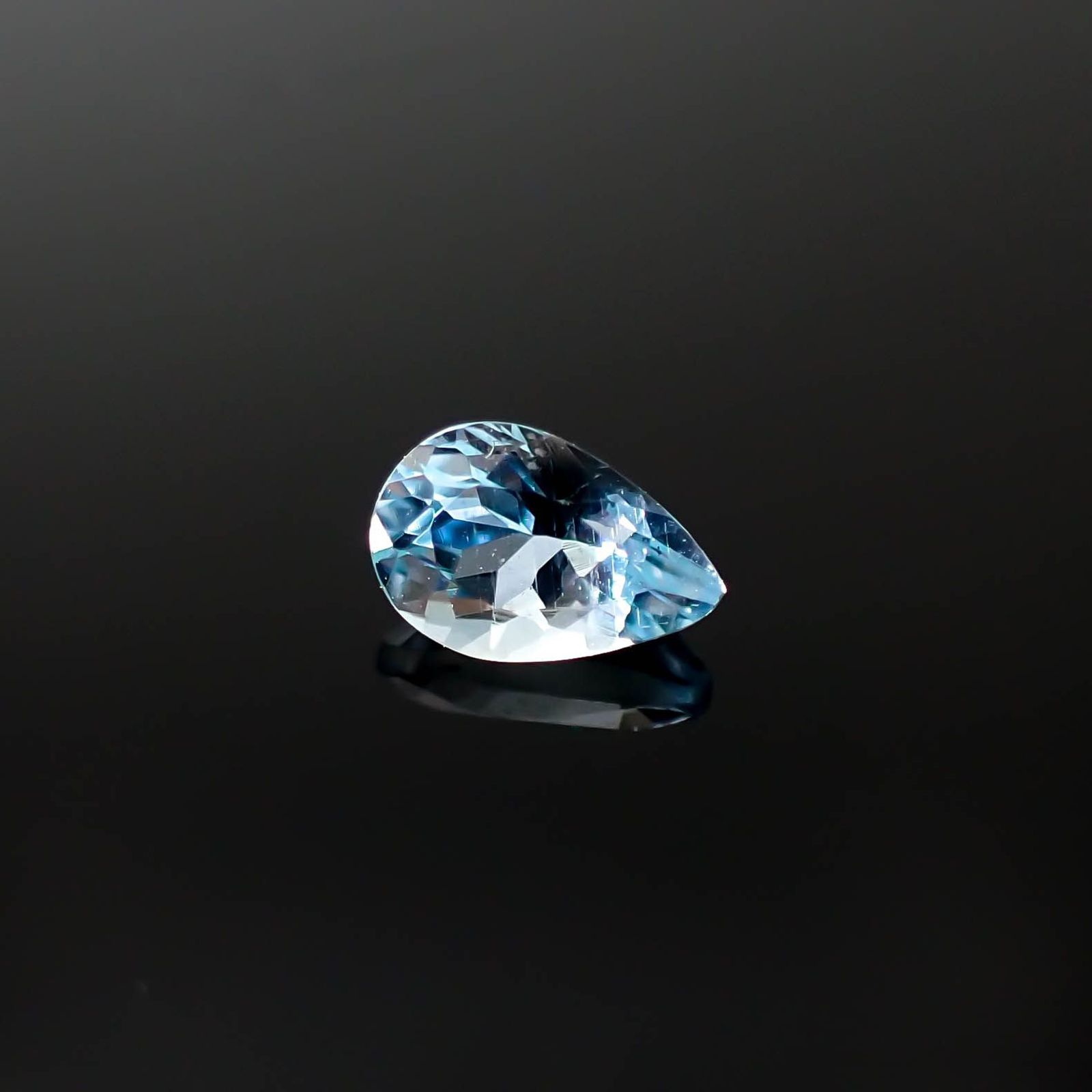 アクアマリン サンタマリアカラー ナイジェリア/マダガスカル産 0.42ct / 6.1x3.9mm前後 [240225973]