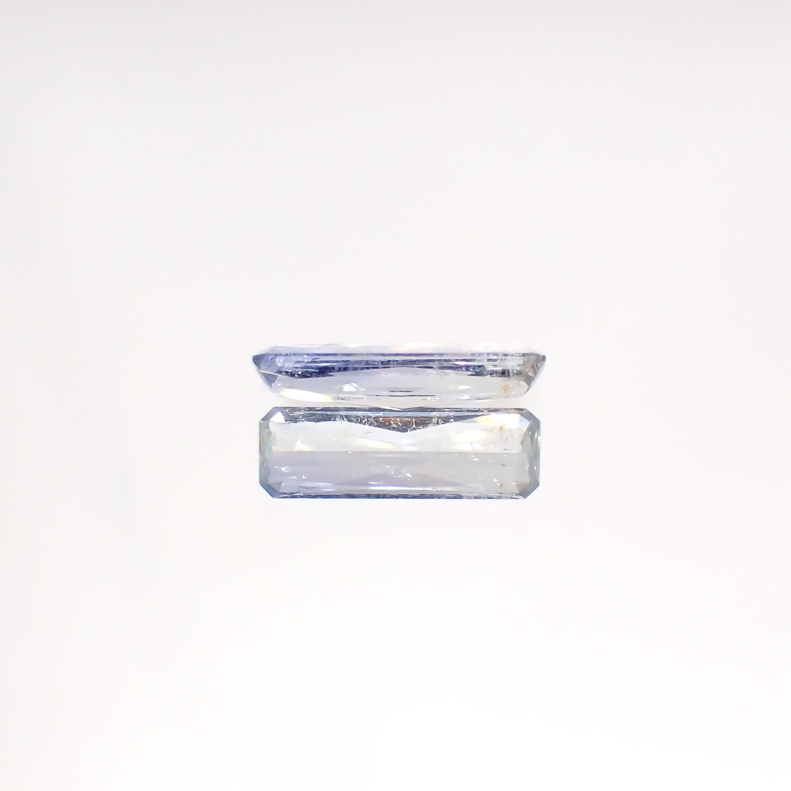 ジェレメジェバイト(宝石名エレメジェバイト)ナミビア産 0.904ct ソ付(彩珠)[220616455]11.4x3.6mm前後