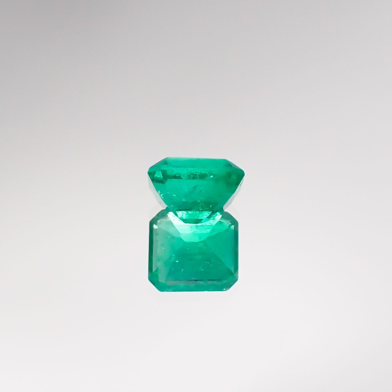 エメラルド(宝石名エメラルド) コロンビア産 0.561ct ソ付(彩珠)[210711710]5.2×4.6mm前後
