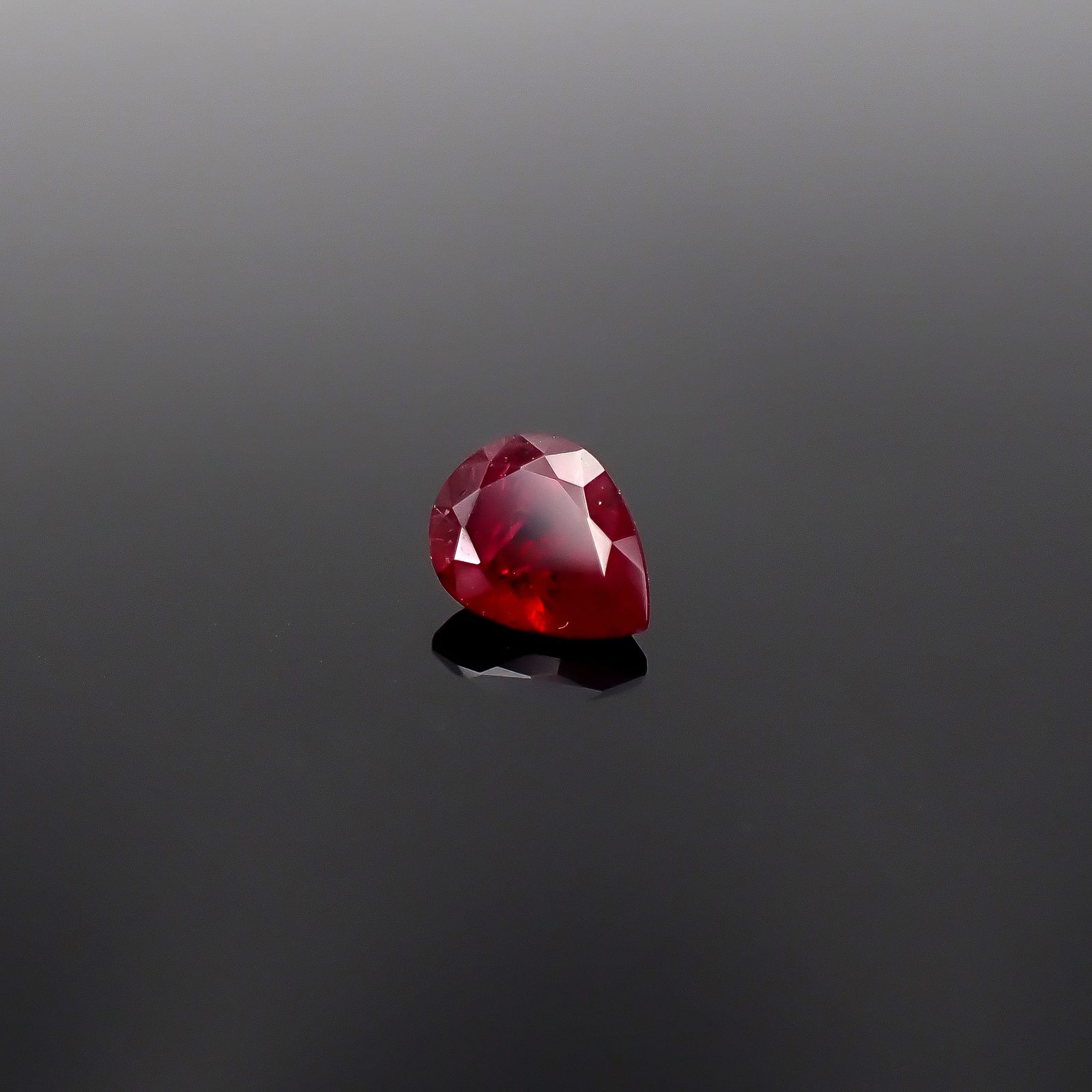 レッドベリル アメリカ・ユタ州産 0.68ct / 7.2x5.5mm前後 [260231785]