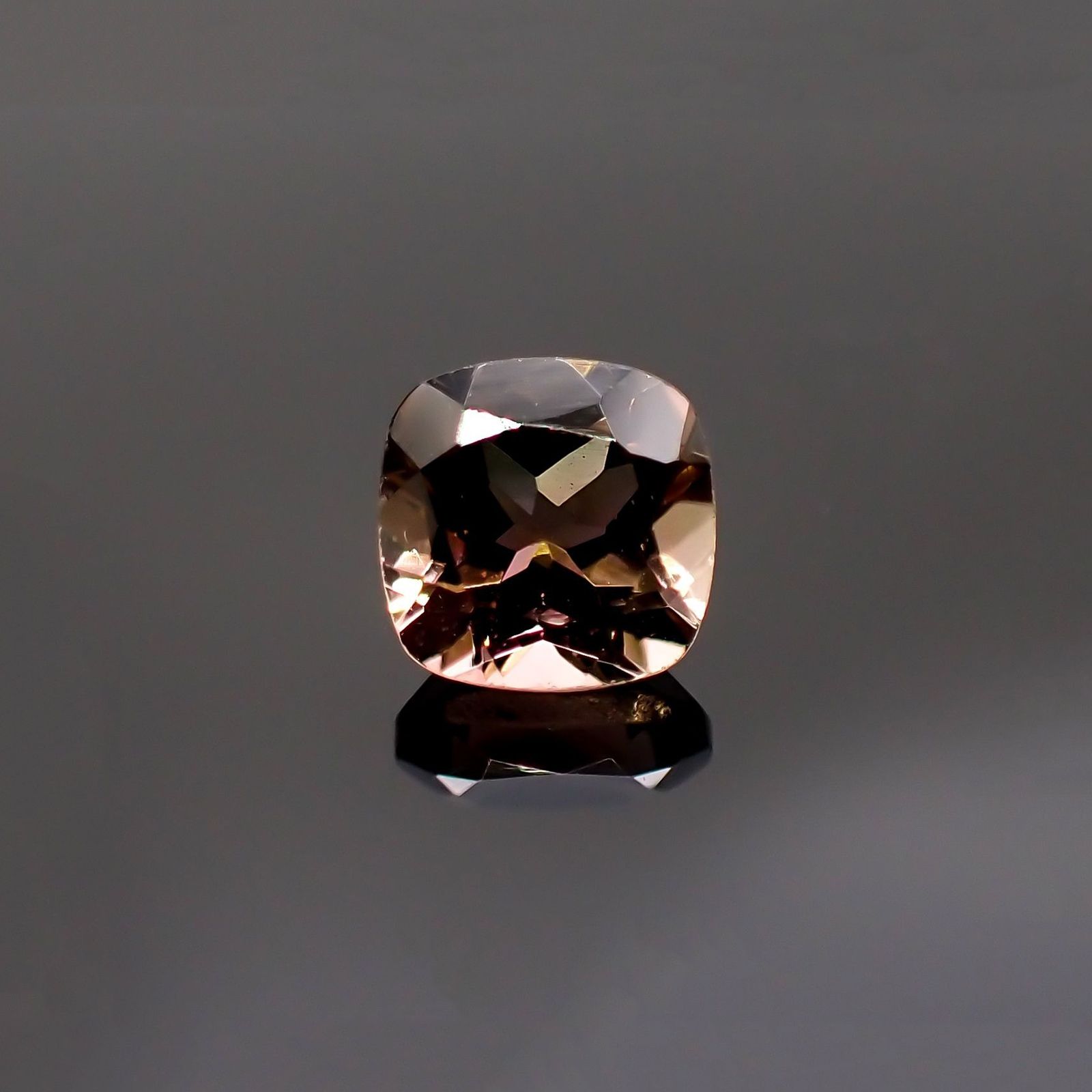 パーティカラートルマリン(宝石名パーティカラード・トルマリン) コンゴ民主共和国産 1.079ct ソ付(彩珠)[211013610]6.1×6.1mm前後
