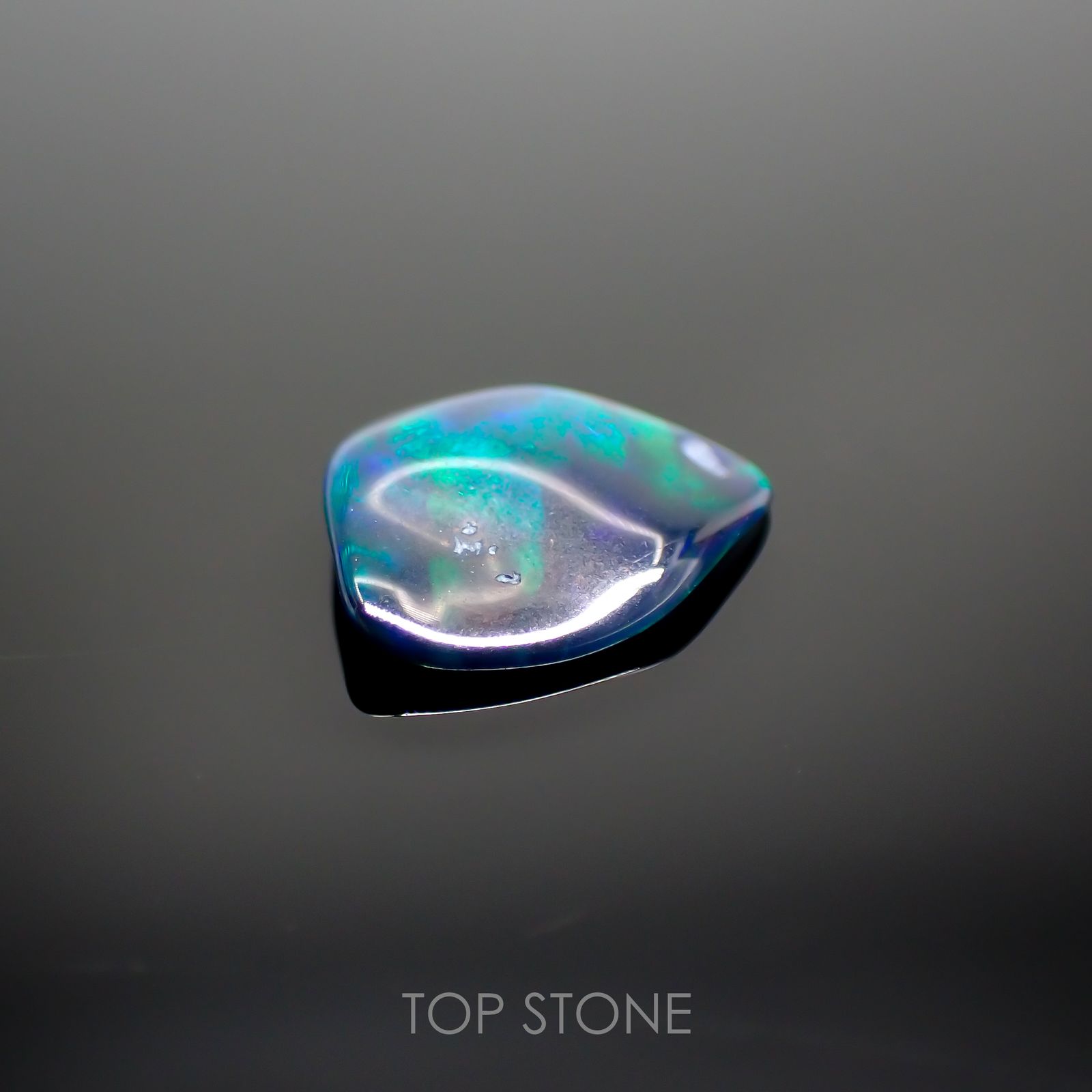 ◇バロック型◇ブラックオパール(宝石名オパール/加熱処理) エチオピア産 0.71ct 識別済[211013508]10.1×8.9mm前後