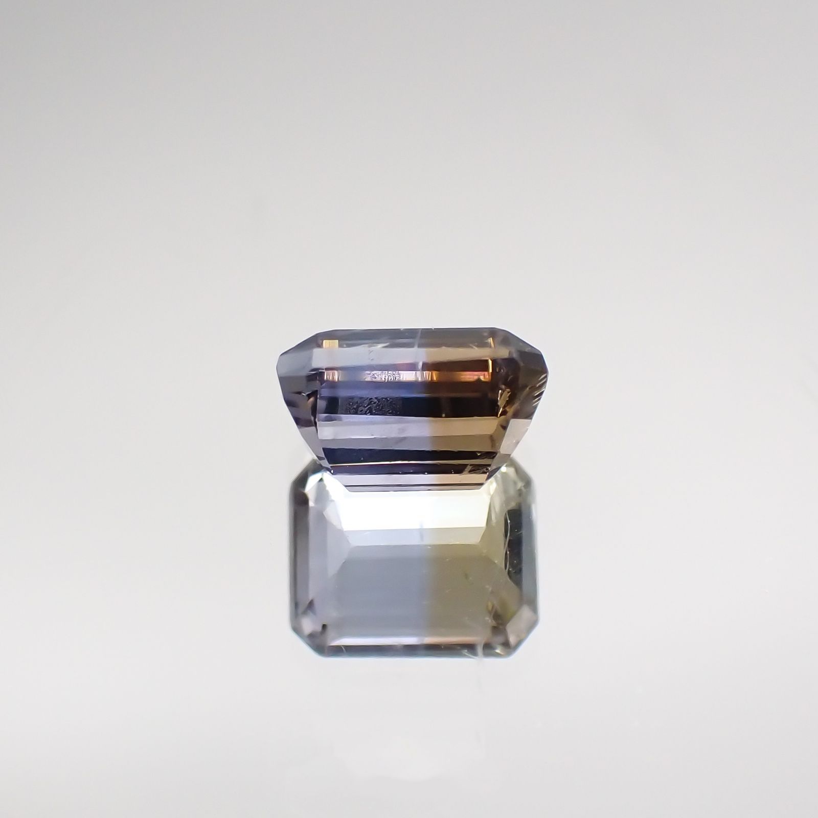 バイカラータンザナイト(宝石名バイカラー・ゾイサイト) タンザニア産 0.752ct ソ付(彩珠)[210711581]5.5×4.4mm前後