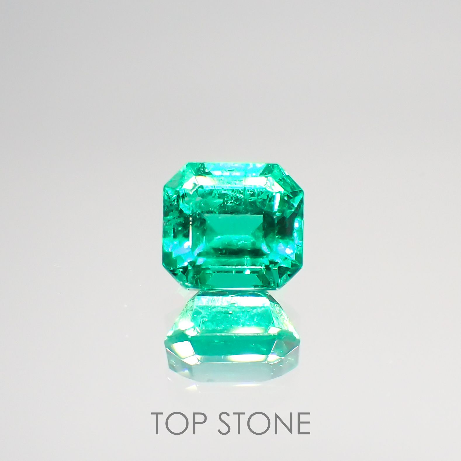 エメラルド(宝石名エメラルド) コロンビア産 0.932ct ソ付(彩珠)[210913159]5.9×5.4mm前後