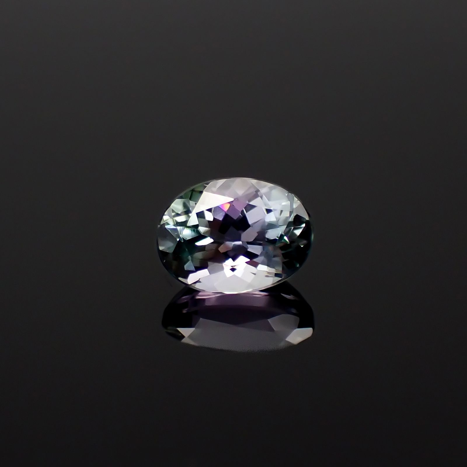 バイカラータンザナイト(宝石名タンザナイト/ゾイサイト)タンザニア産 0.93ct 識別済[230923507]6.7x4.9mm前後