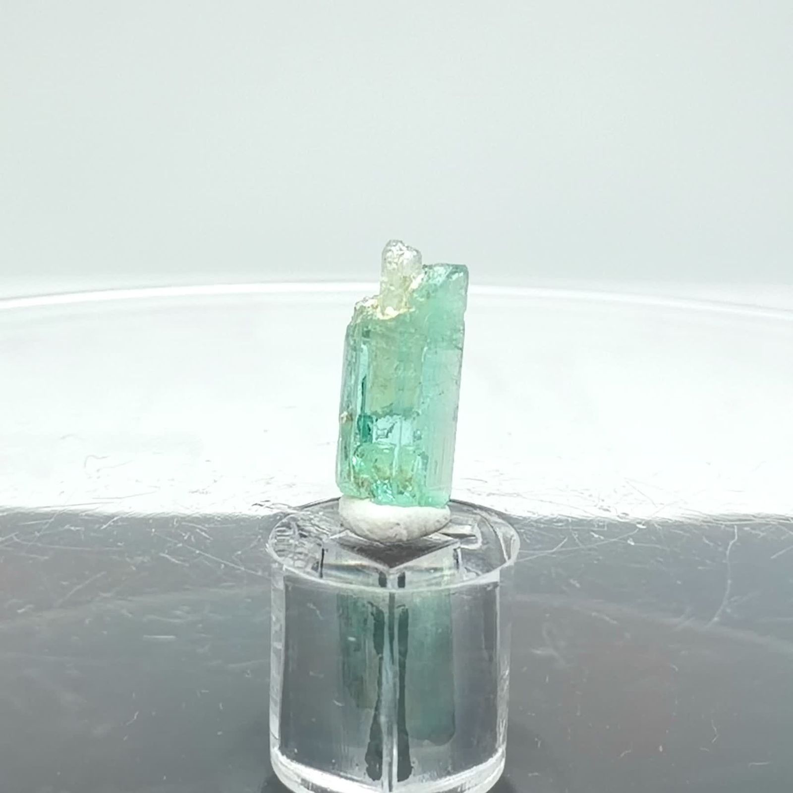 ミントベリル柱状結晶 原石 ナイジェリア産 1.10ct / 9.7x4.3mm前後