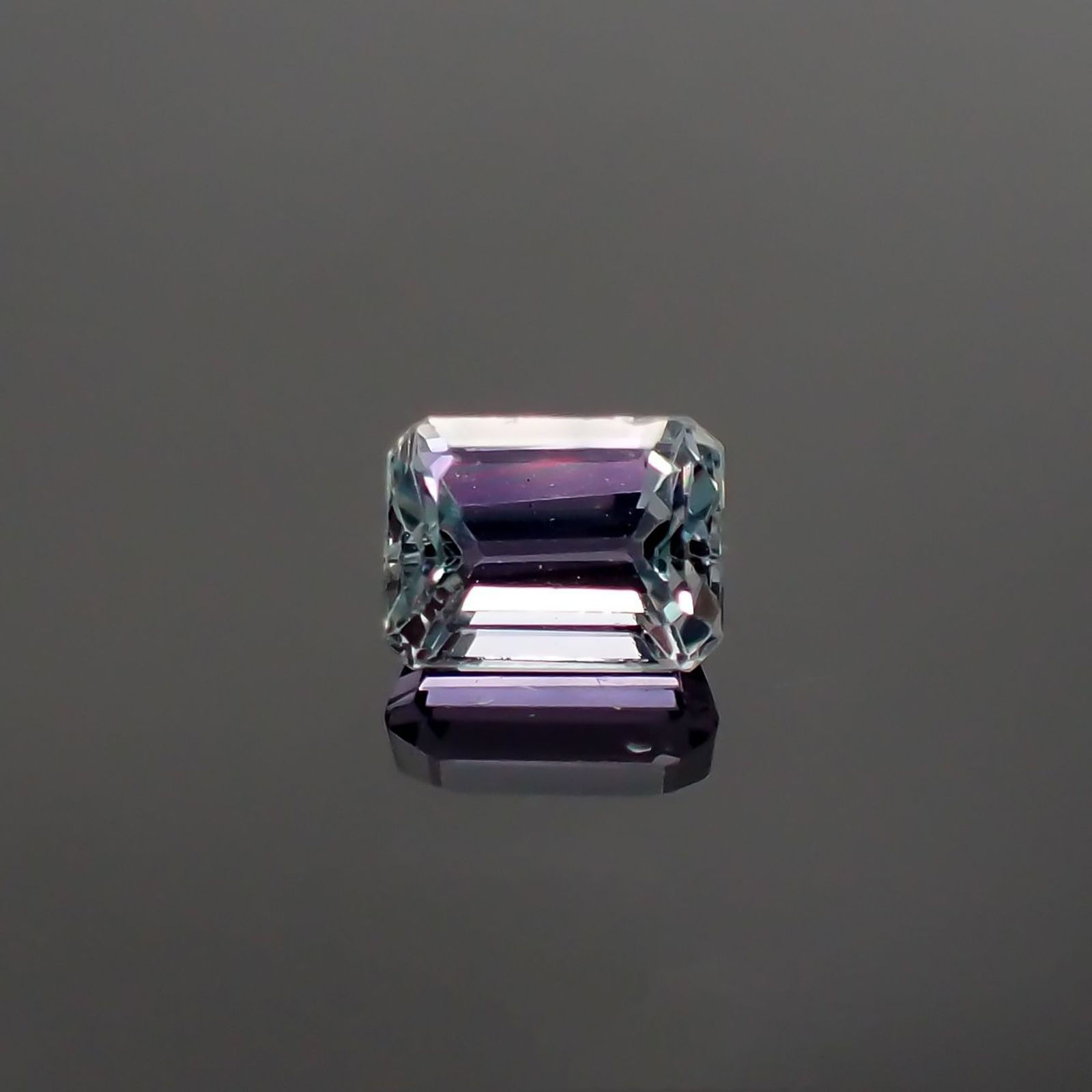 バイカラータンザナイト(宝石名タンザナイト) タンザニア産 ソ付(彩珠) 0.880ct / 5.9x4.3mm前後 [210711577]