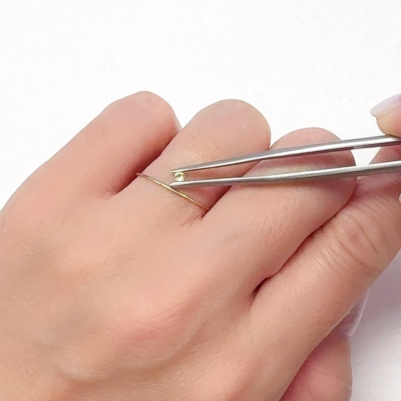 パラサイティックペリドット(宝石名ペリドット)採取地：ロシア 0.041ct 識別済[240627929]2.2x2.2mm前後