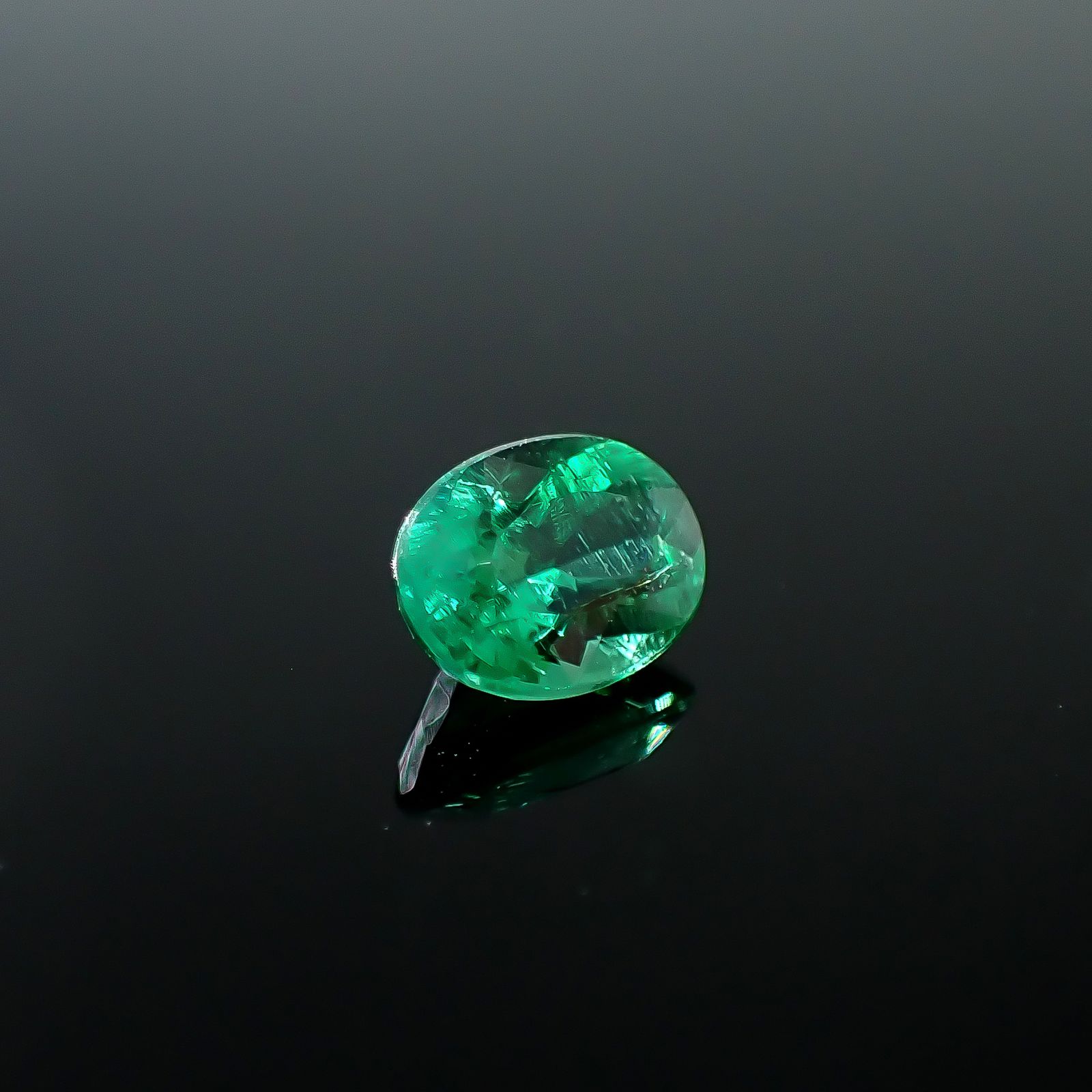 パライバトルマリン(宝石名トルマリン/別名パライバ・トルマリン)ブラジル産 GIA鑑付 0.87ct / 6.77x5.11mm前後 [251031348]