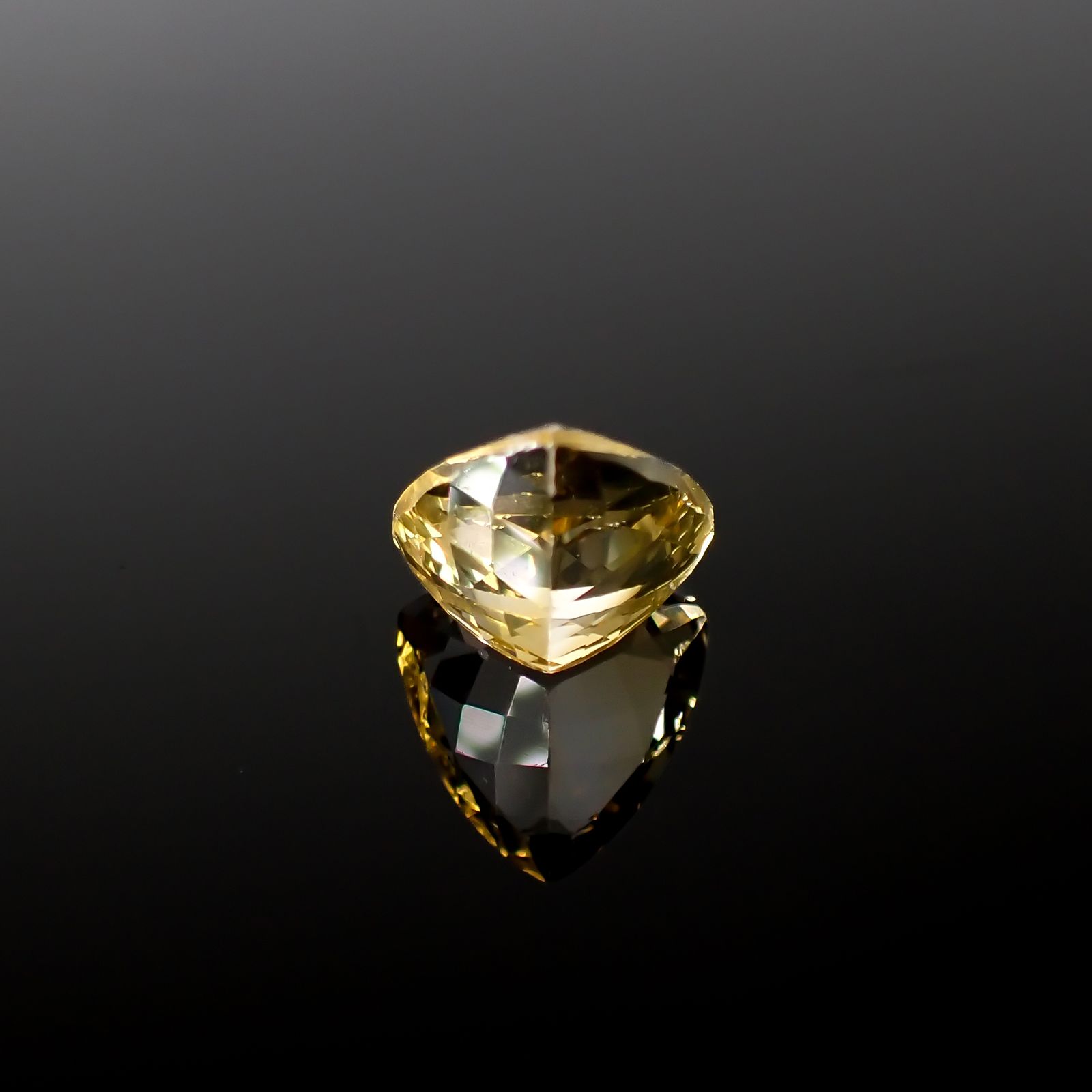 バライト(宝石名バライト)アメリカ・サウスダコタ州産 6.192ct ソ付(日独)[240327014]10.5x10.38mm前後