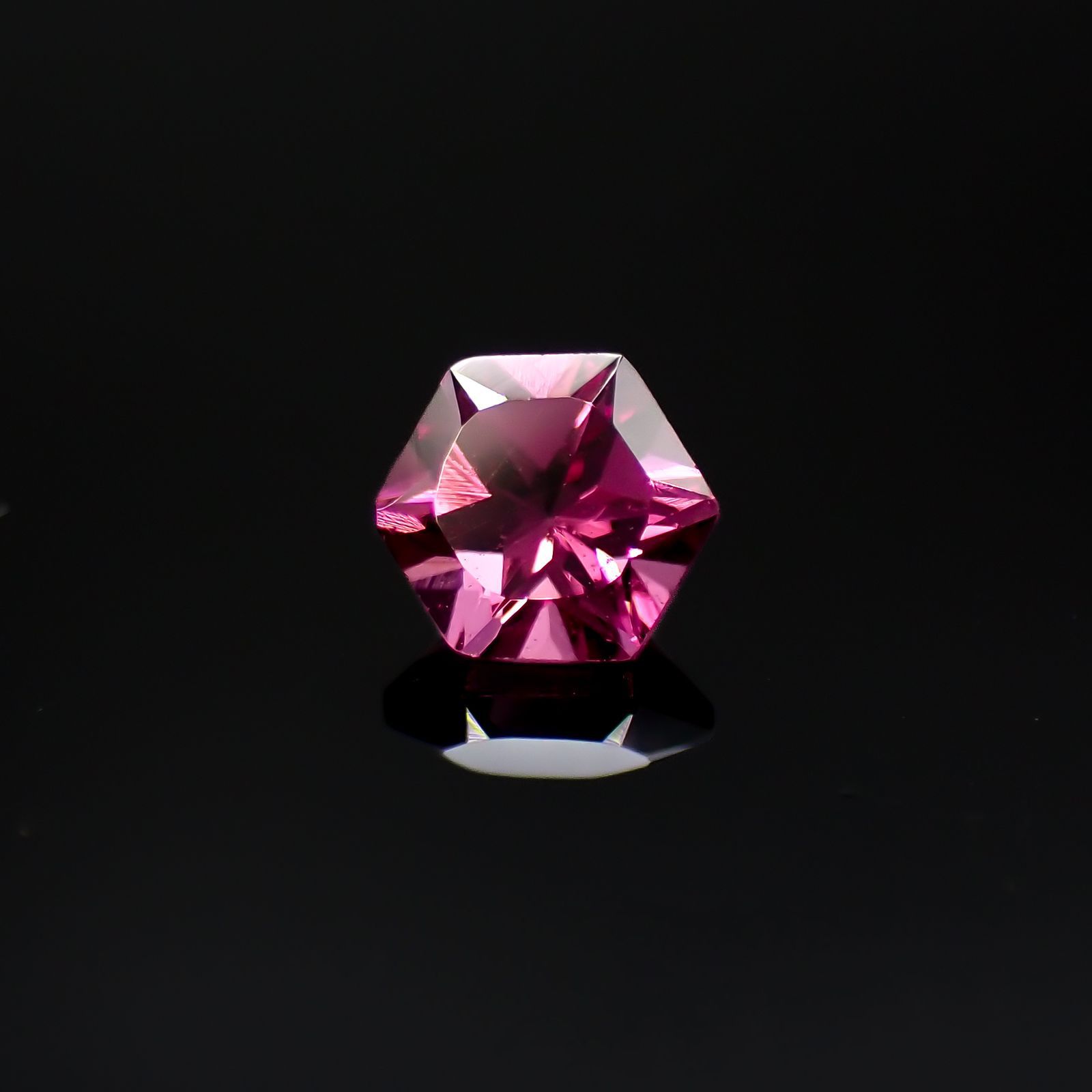 ◇ヘキサゴンカット◇カラーシフトマラヤガーネットSA(宝石名ガーネット)タンザニア産 0.74ct 識別済[220918044]5.1x5mm前後