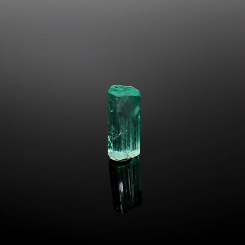 エメラルド柱状結晶 原石 コロンビア産 4.49ct[240427259]13.4x6.2mm前後