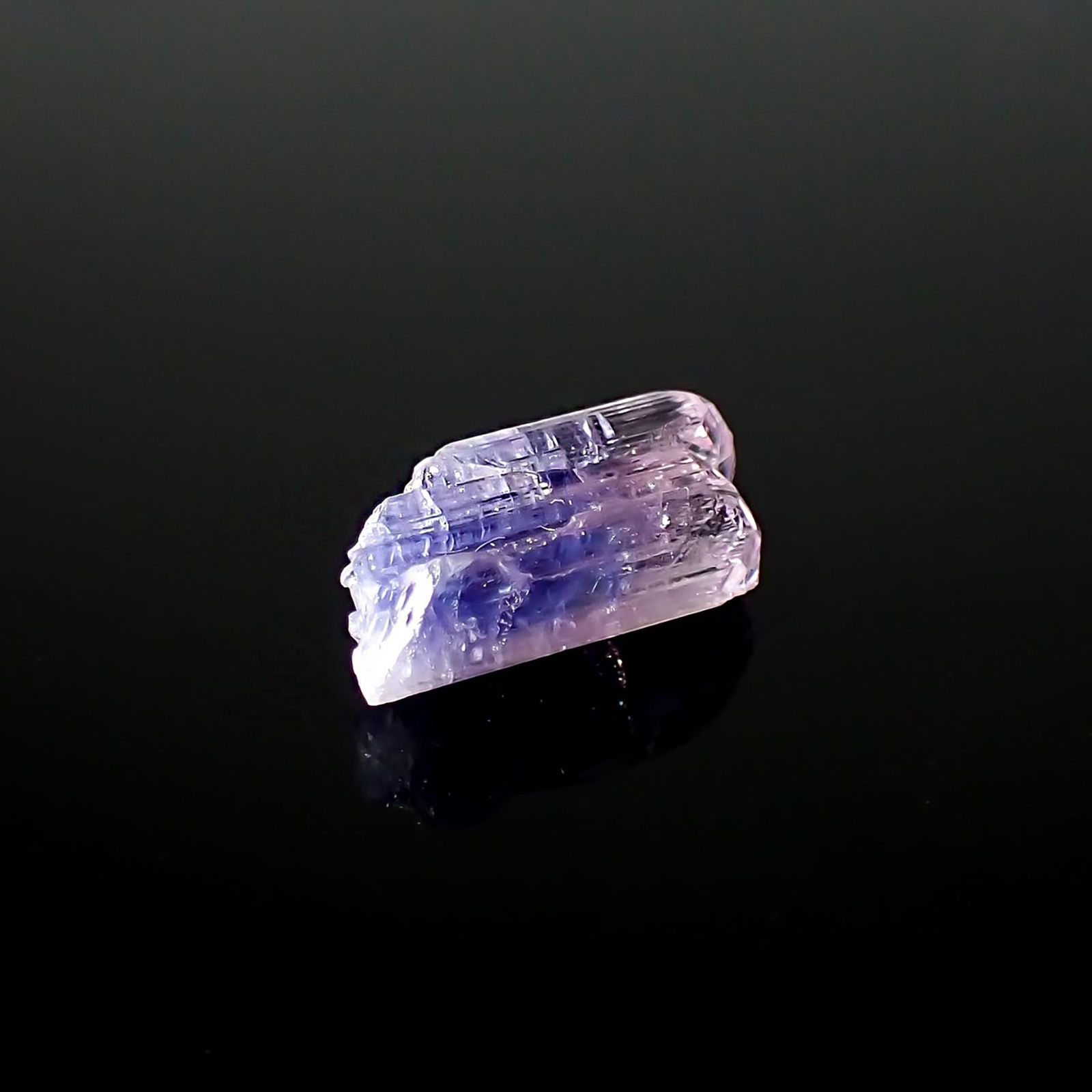 バイカラータンザナイト 原石 タンザニア産 2.63ct / 11.7x5.6mm前後 [260424983]