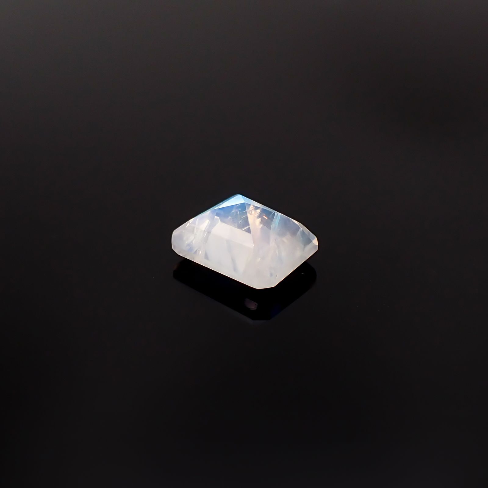 レインボームーンストーン インド・ビハール産 2.78ct / 9.5x7.6mm前後 [260431970]