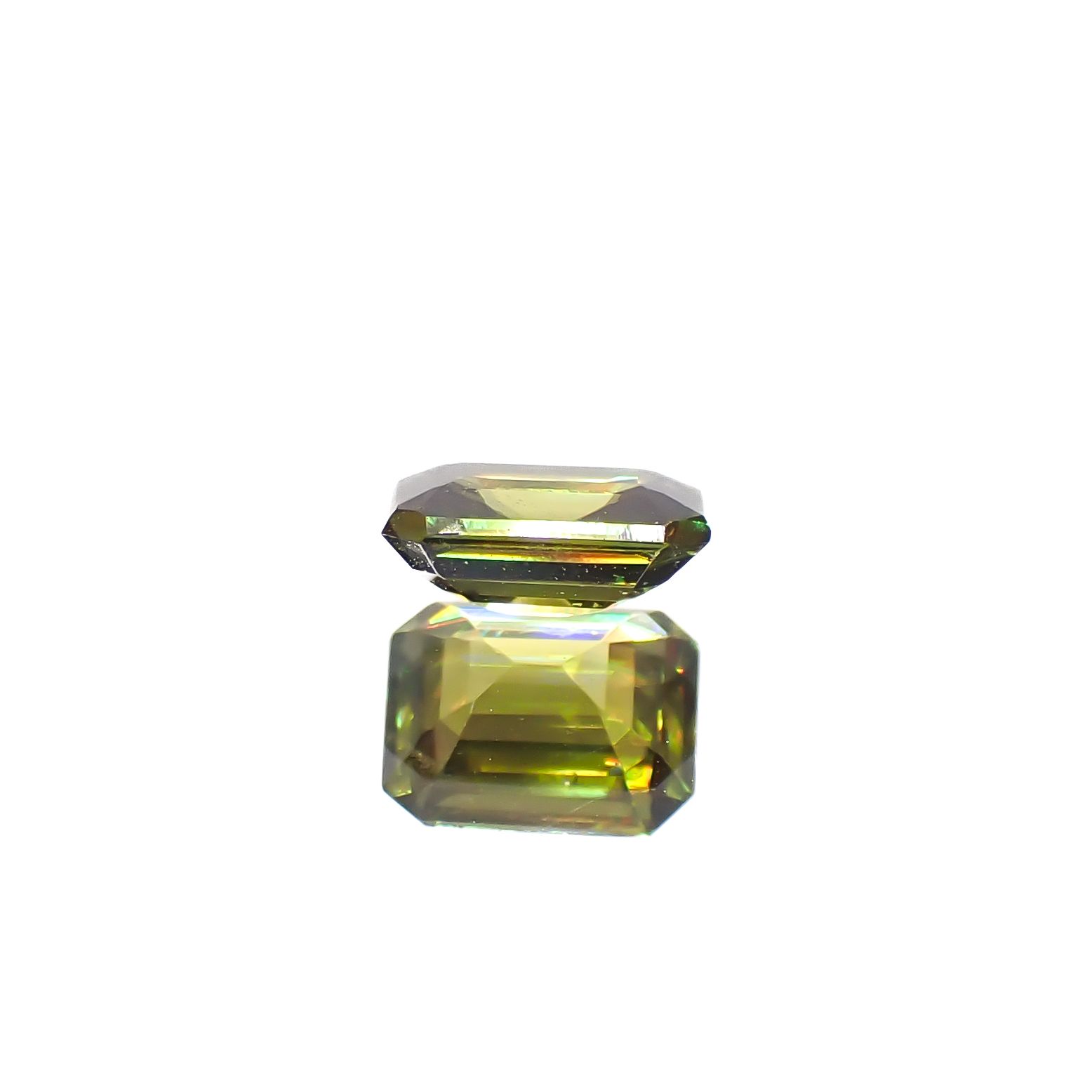 カラーチェンジスフェーン(宝石名スフェーン / カラーチェンジ・タイプ)パキスタン産 0.63ct 識別済[240627953]5.6x4.6mm前後