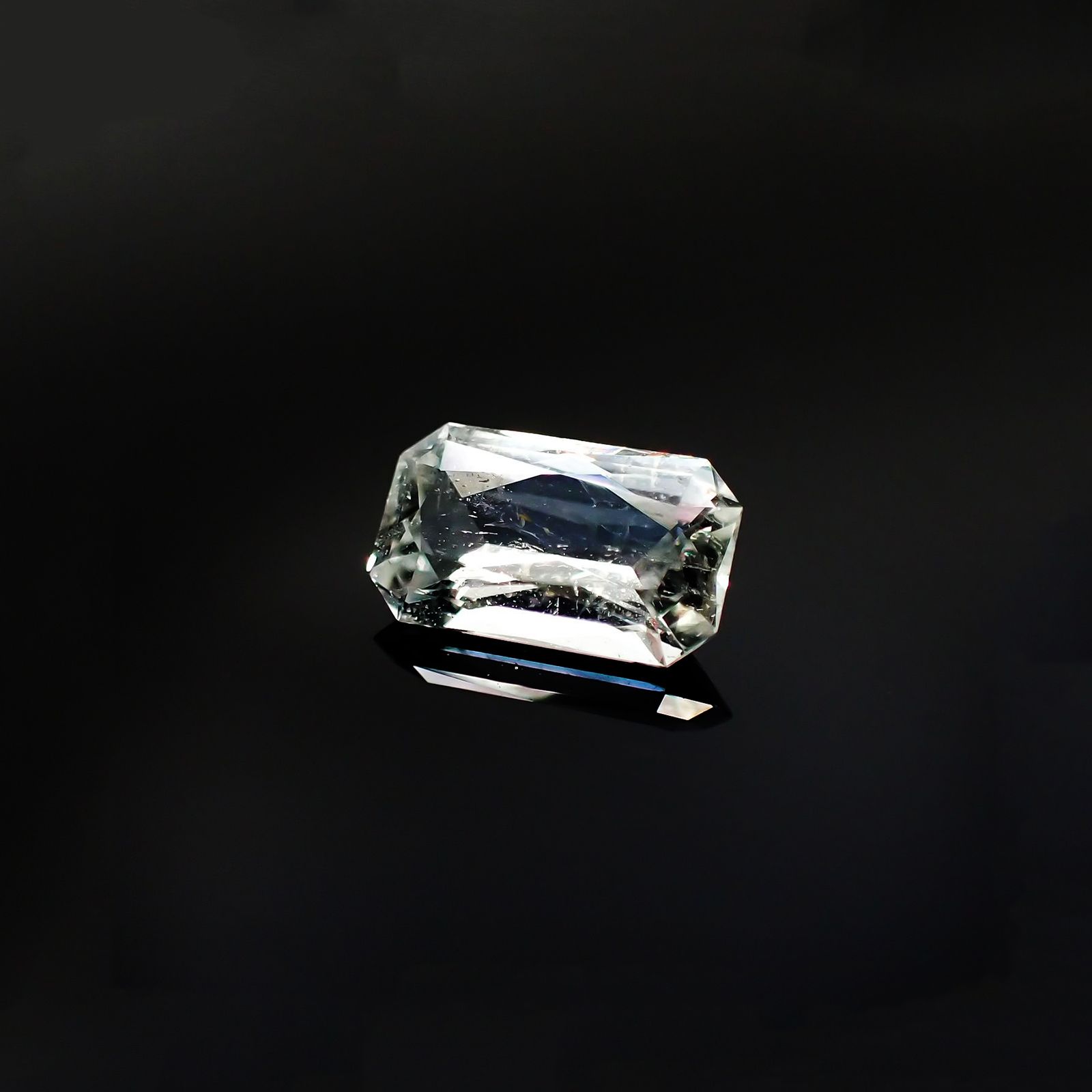 ジェレメジェバイト(宝石名エレメージェバイト)ナミビア産 ソ付(彩珠) 1.288ct / 8.8x5.3mm前後 [230823128]