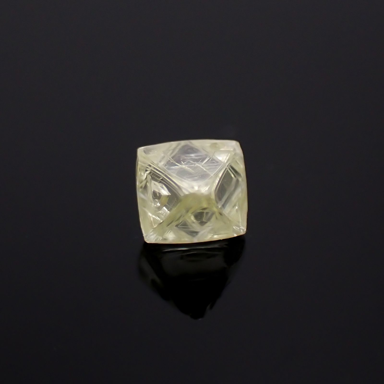 ソーヤブルダイヤモンド 原石(成長丘あり/Growth Hillock) ※通し穴あり(宝石名ダイアモンド) 0.33ct 識別済[230923450]4.3x4.2mm前後