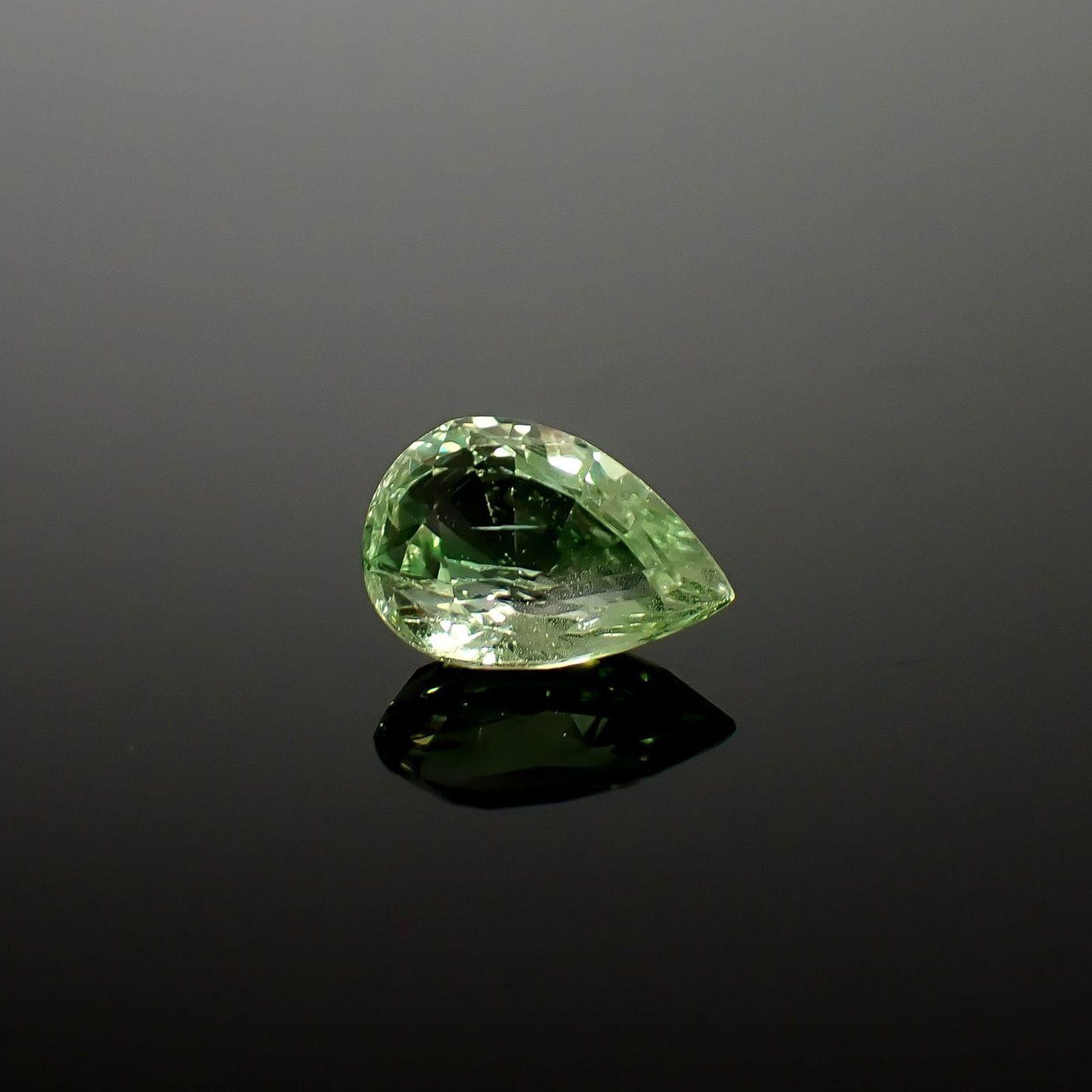 ミントガーネット(宝石名ガーネット)タンザニア産 識別済 2.03ct / 9.7x6.8mm前後 [260832722]
