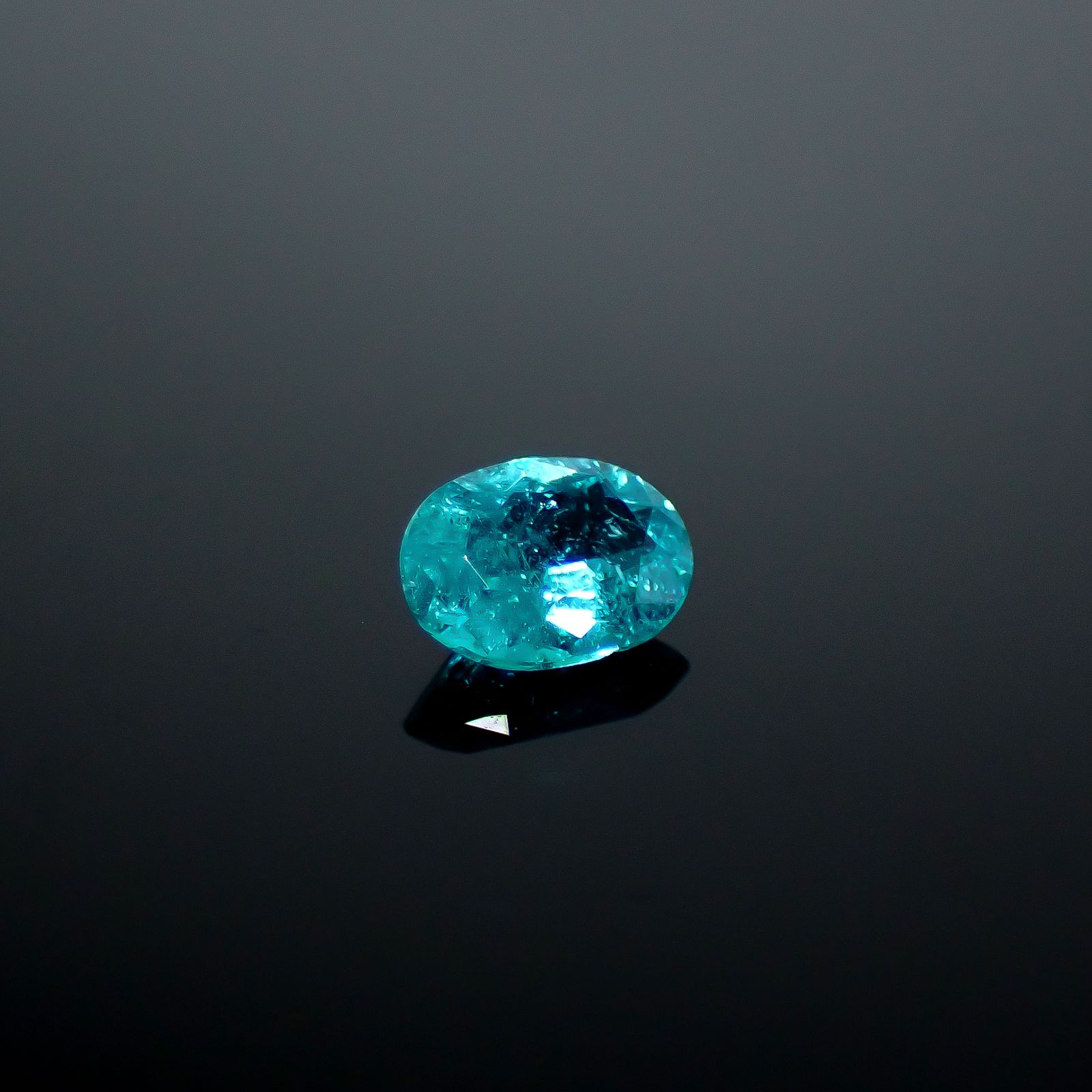 パライバトルマリン ブラジル・パライバ州バターリャ鉱山産 0.24ct / 4.8x3.5mm前後 [251031284]