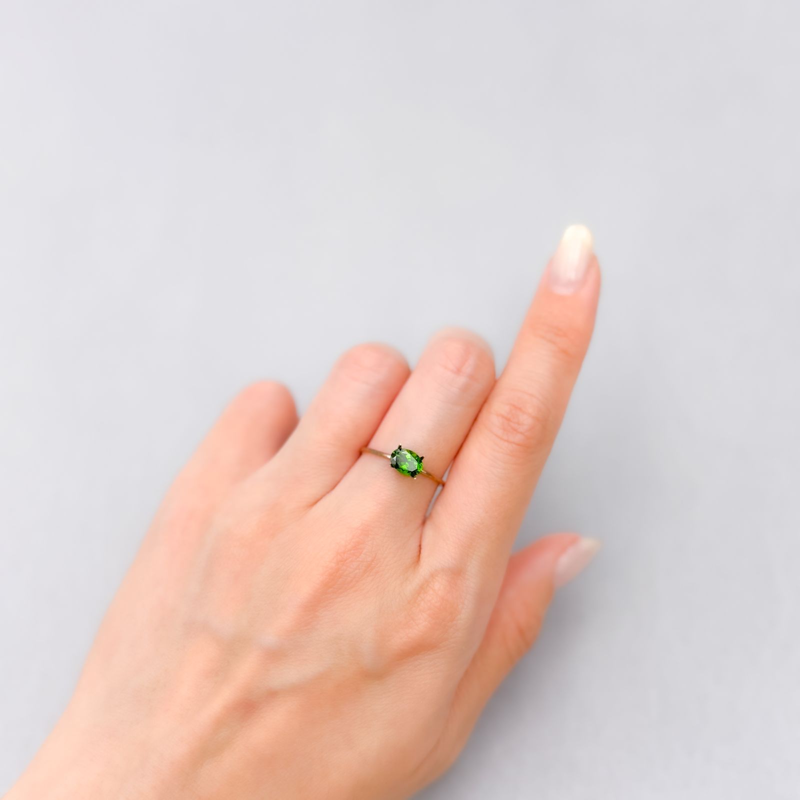 クロムダイオプサイド(宝石名クロム・ダイオプサイド)ロシア産 0.75ct 識別済[250430275]6.7x4.8mm前後