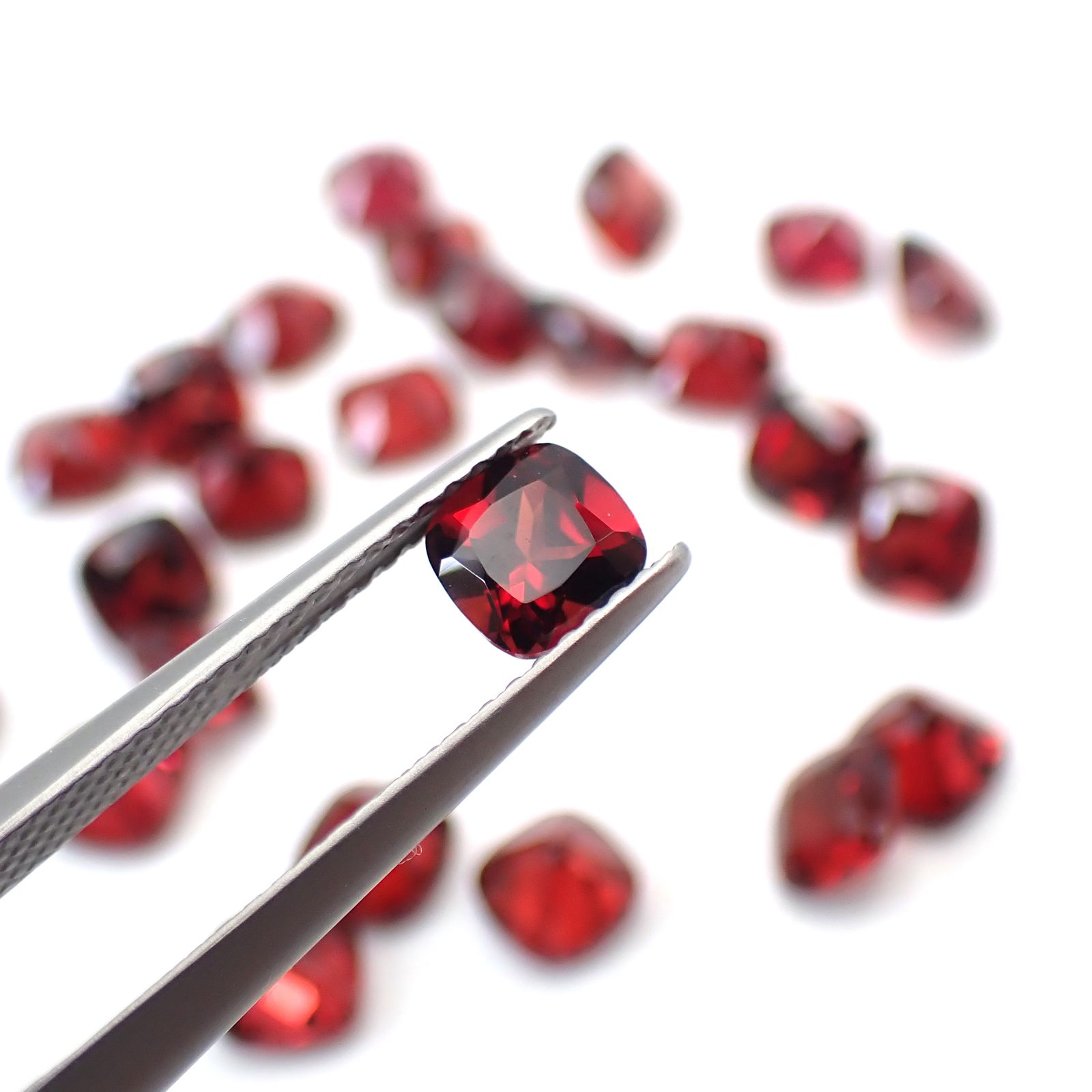 ◇ランダムセレクト◇パイロープアルマンディンガーネット モザンビーク産 約0.73ct / 5x5mm前後 [260532215]