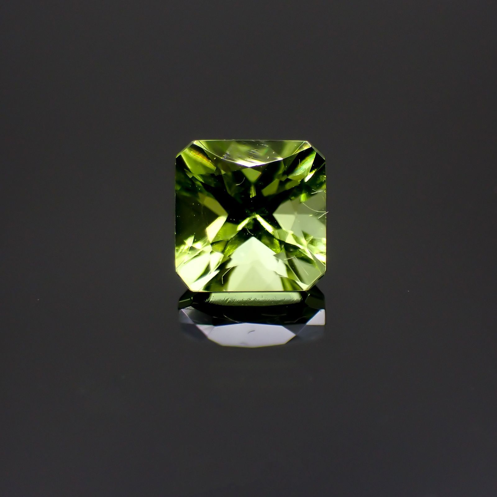 ◇アッシャーカット◇ペリドット(宝石名ペリドット) パキスタン産 0.81ct 識別済[211013486]5.1×5.1mm前後